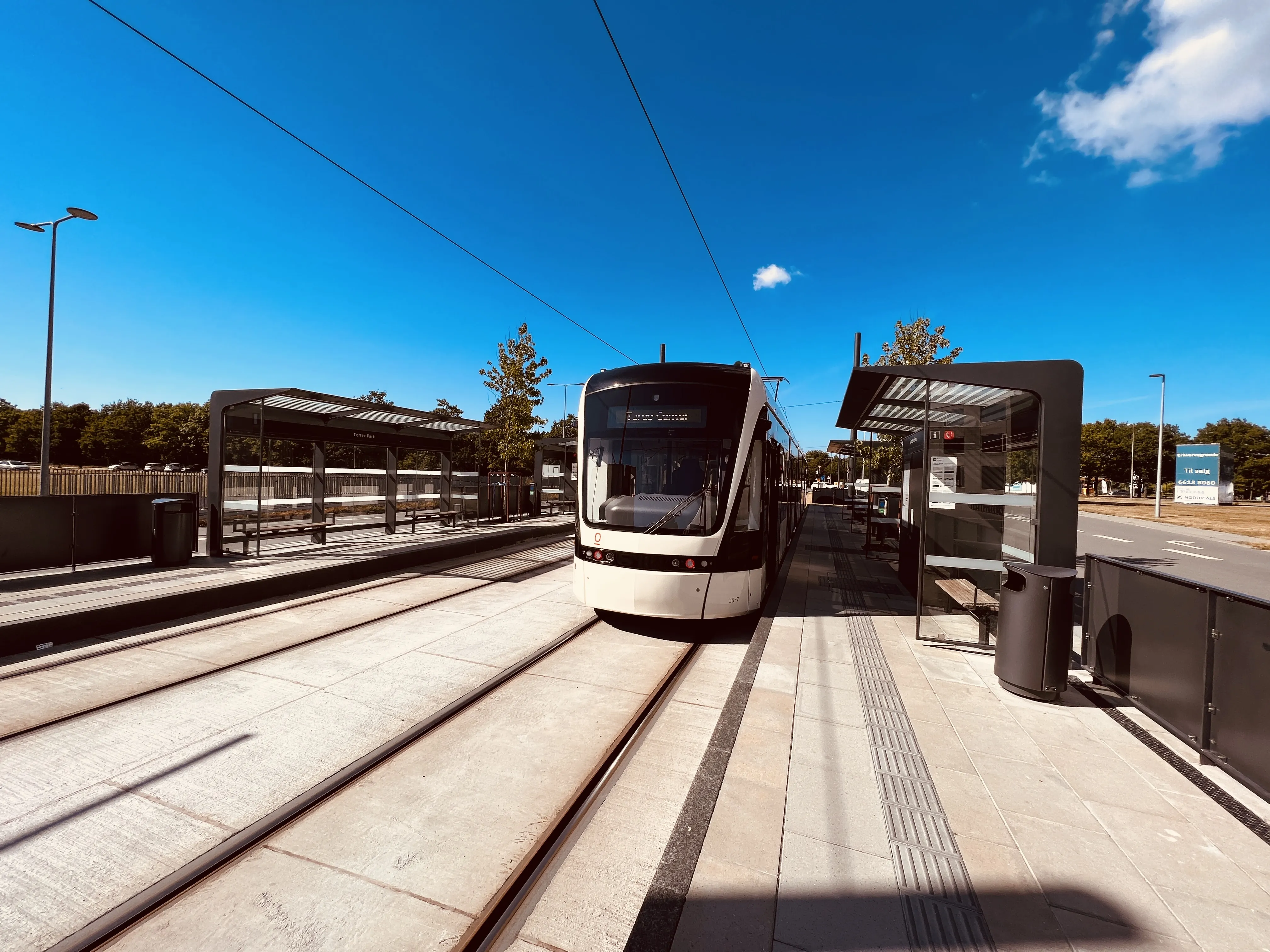 Billede af Odense Letbane togsæt 16 fotograferet ud for Cortex Park Letbanestation. Billede af Odense Letbane togsæt 16 fotograferet ud for Cortex Park Letbanestation.