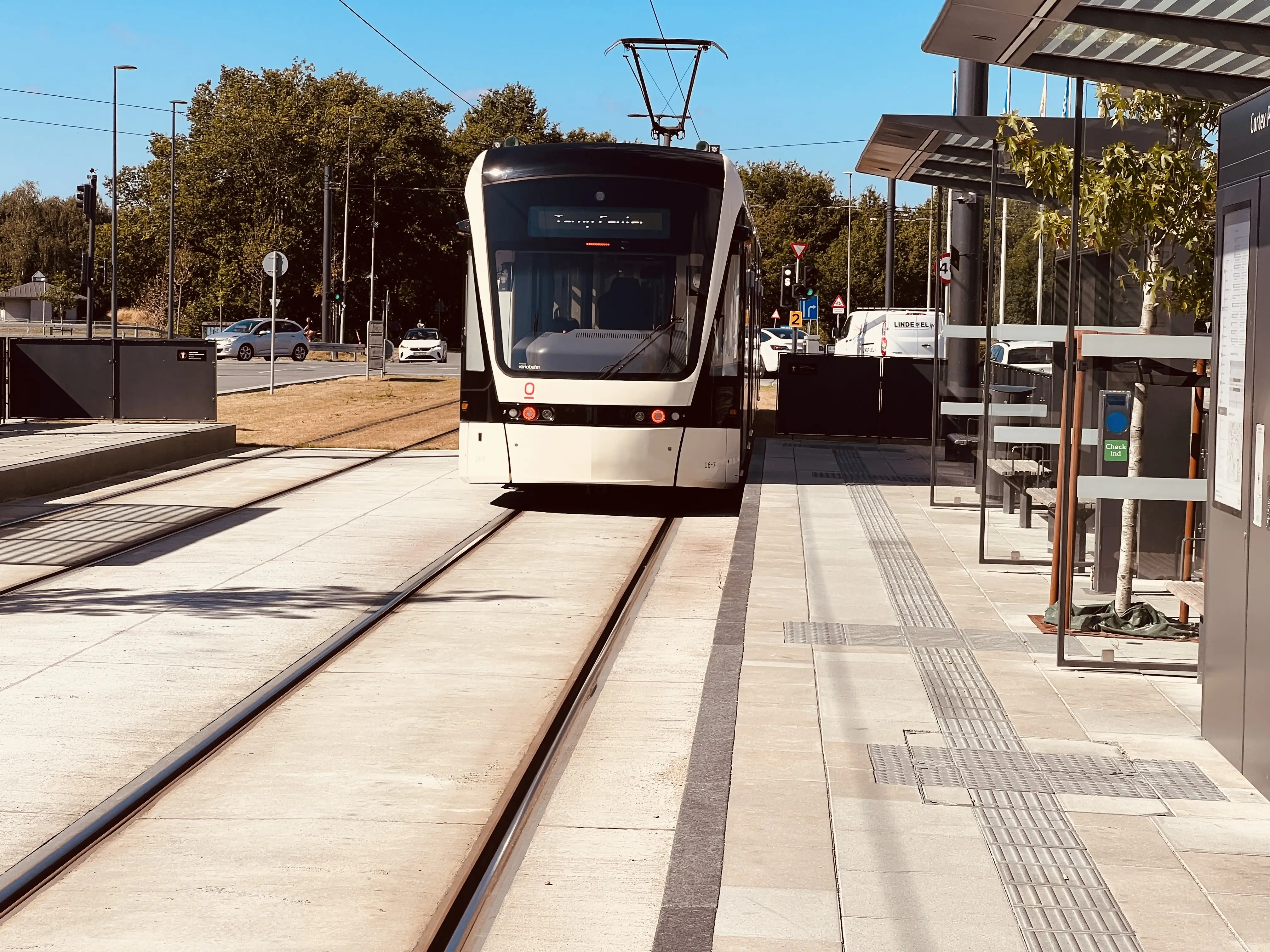Billede af Odense Letbane togsæt 16 fotograferet ud for Cortex Park Letbanestation. Billede af Odense Letbane togsæt 16 fotograferet ud for Cortex Park Letbanestation.