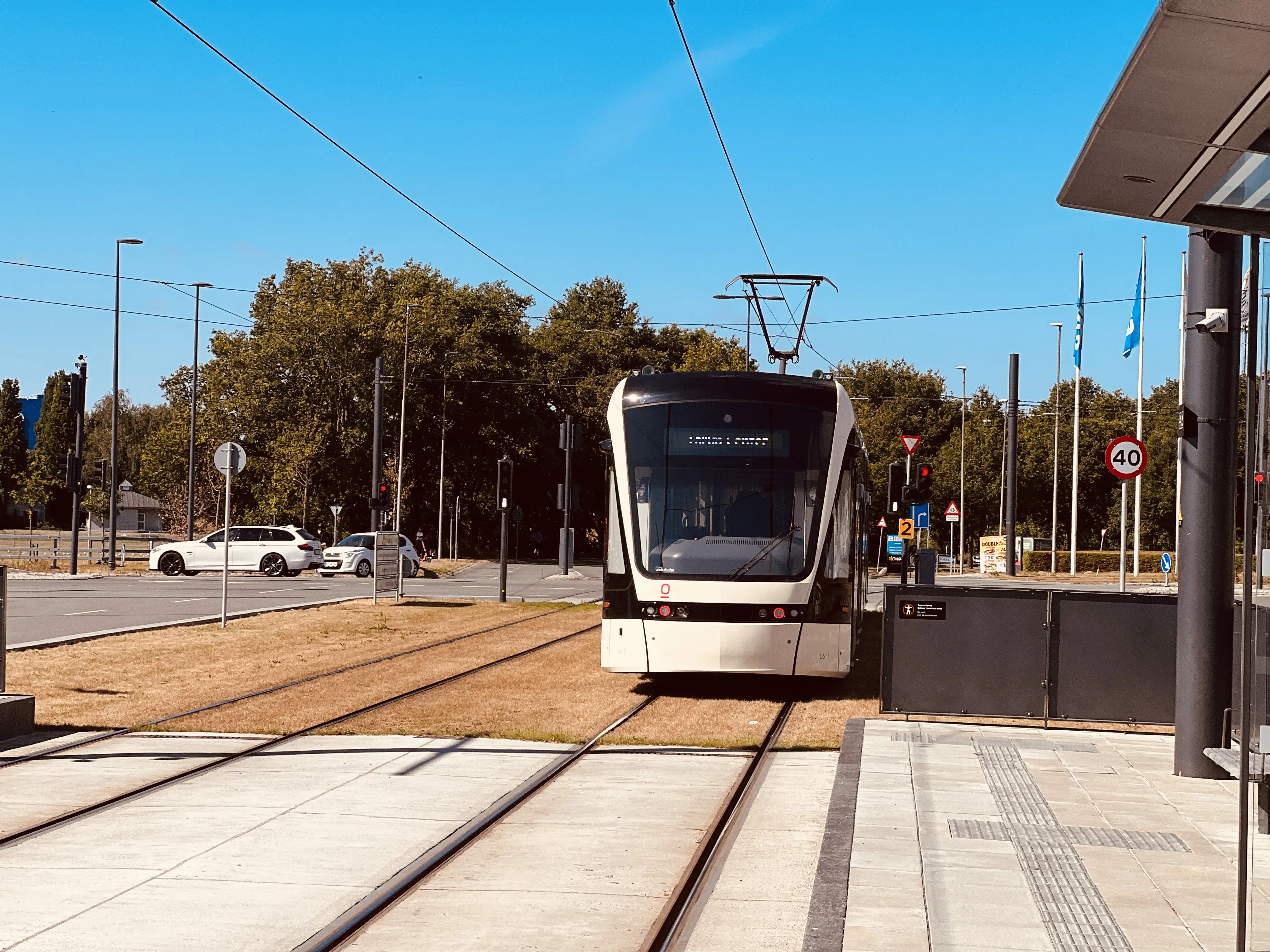 Billede af Odense Letbane togsæt 16 fotograferet ud for Cortex Park Letbanestation. Billede af Odense Letbane togsæt 16 fotograferet ud for Cortex Park Letbanestation.