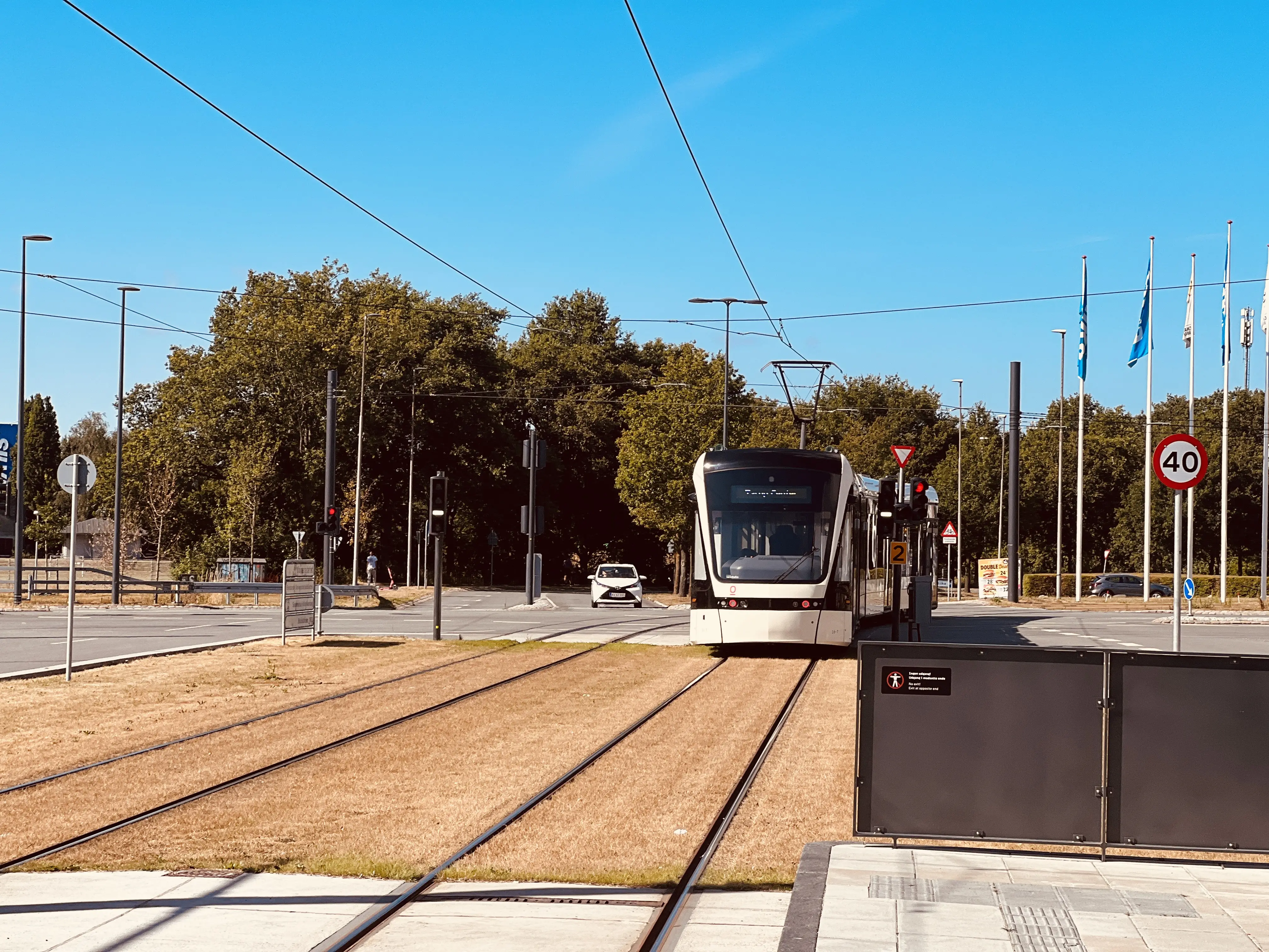 Billede af Odense Letbane togsæt 16 fotograferet ud for Cortex Park Letbanestation. Billede af Odense Letbane togsæt 16 fotograferet ud for Cortex Park Letbanestation.
