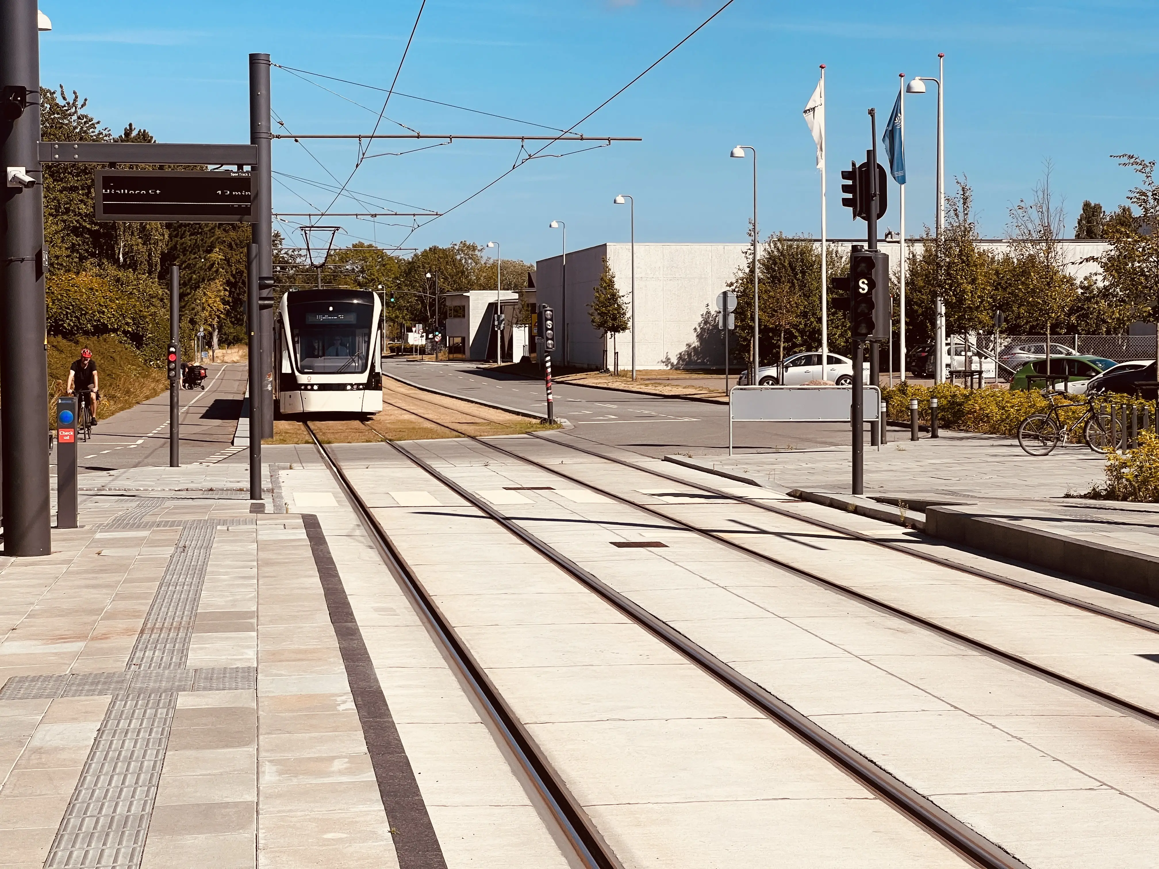 Billede af Odense Letbane togsæt 16 fotograferet ud for Hestehaven Letbanestation. Billede af Odense Letbane togsæt 16 fotograferet ud for Hestehaven Letbanestation.