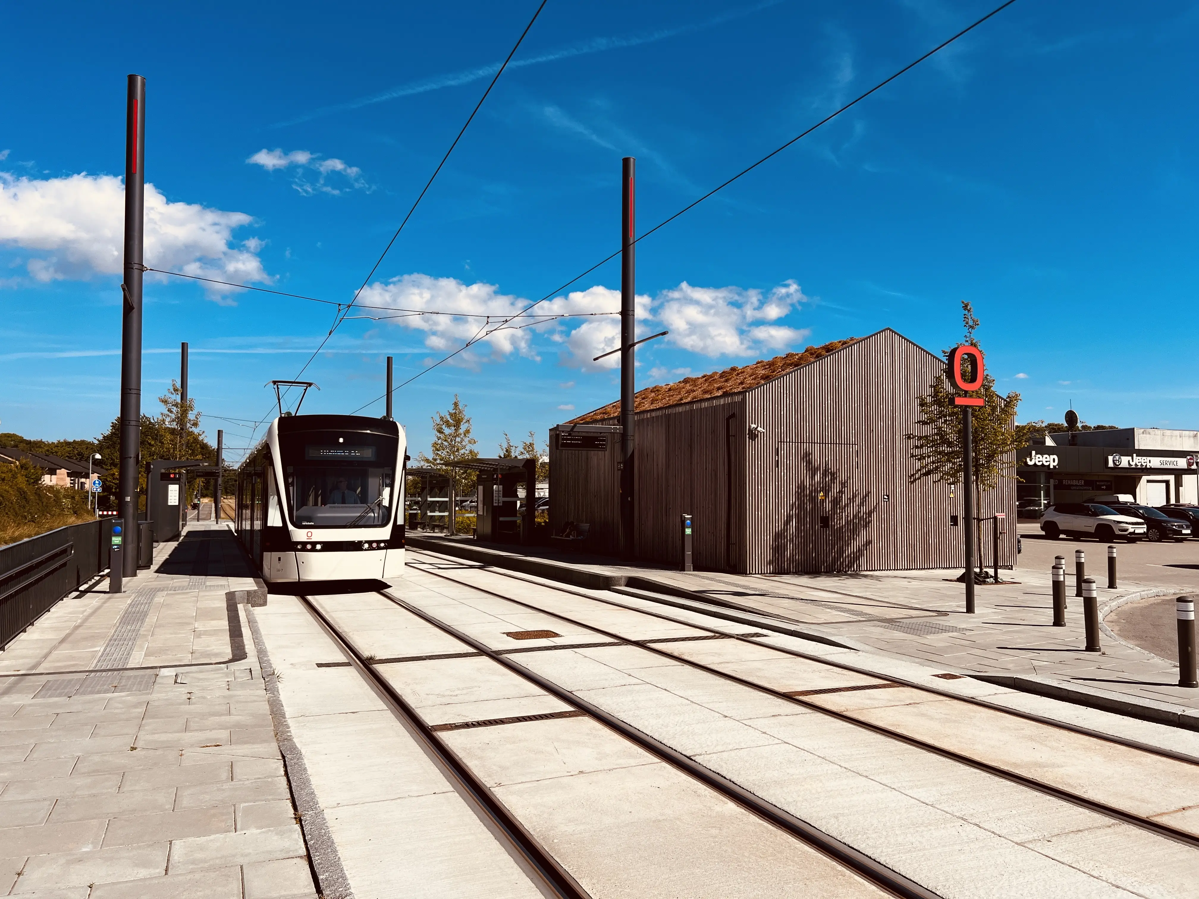 Billede af Odense Letbane togsæt 16 fotograferet ud for Hestehaven Letbanestation. Billede af Odense Letbane togsæt 16 fotograferet ud for Hestehaven Letbanestation.