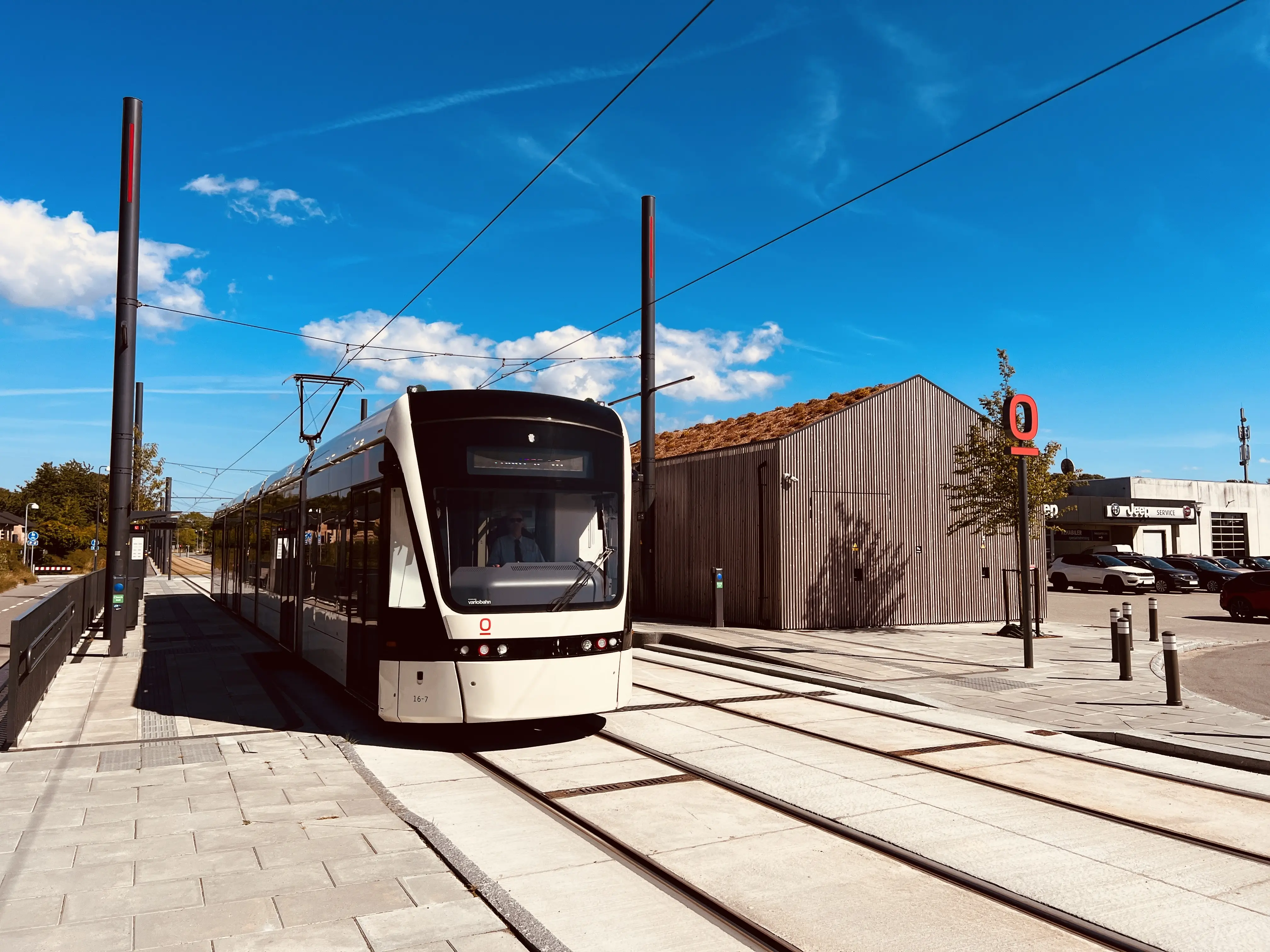 Billede af Odense Letbane togsæt 16 fotograferet ud for Hestehaven Letbanestation. Billede af Odense Letbane togsæt 16 fotograferet ud for Hestehaven Letbanestation.