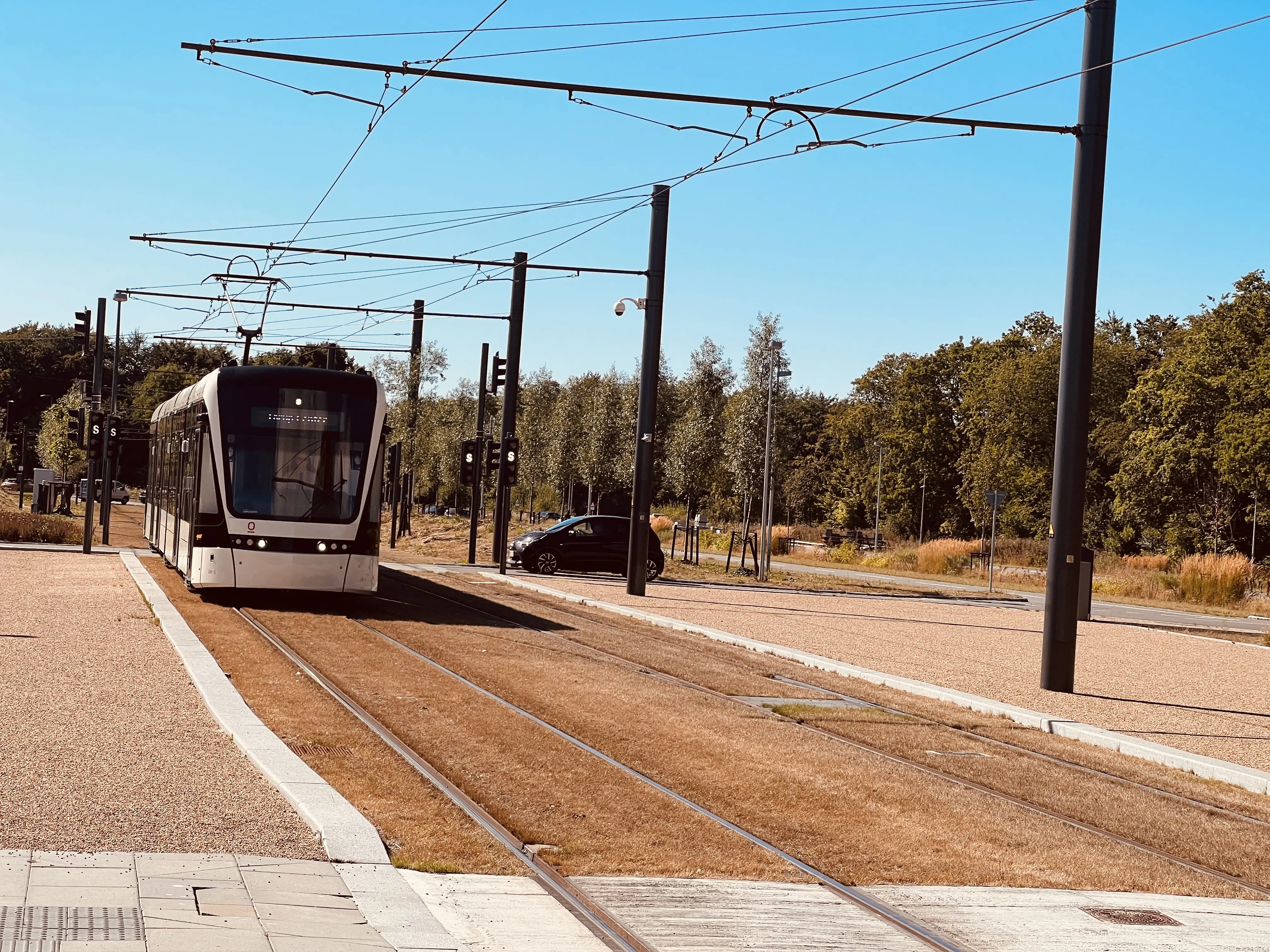 Billede af Odense Letbane togsæt 16 fotograferet ud for Parkering Odense Syd Letbanestation. Billede af Odense Letbane togsæt 16 fotograferet ud for Parkering Odense Syd Letbanestation.