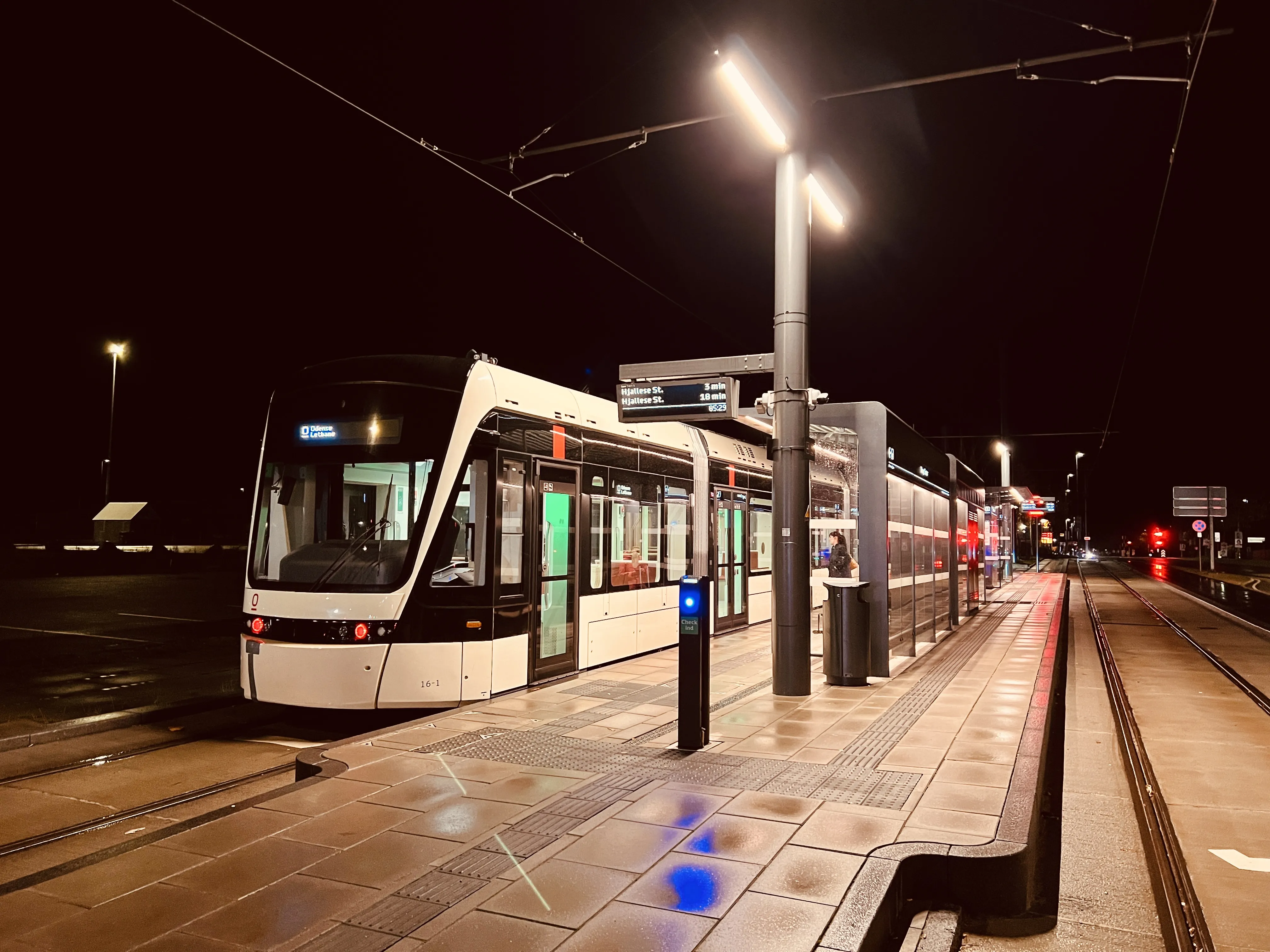 Billede af Odense Letbane togsæt 16 fotograferet ud for Tarup Center Letbanestation. Billede af Odense Letbane togsæt 16 fotograferet ud for Tarup Center Letbanestation.