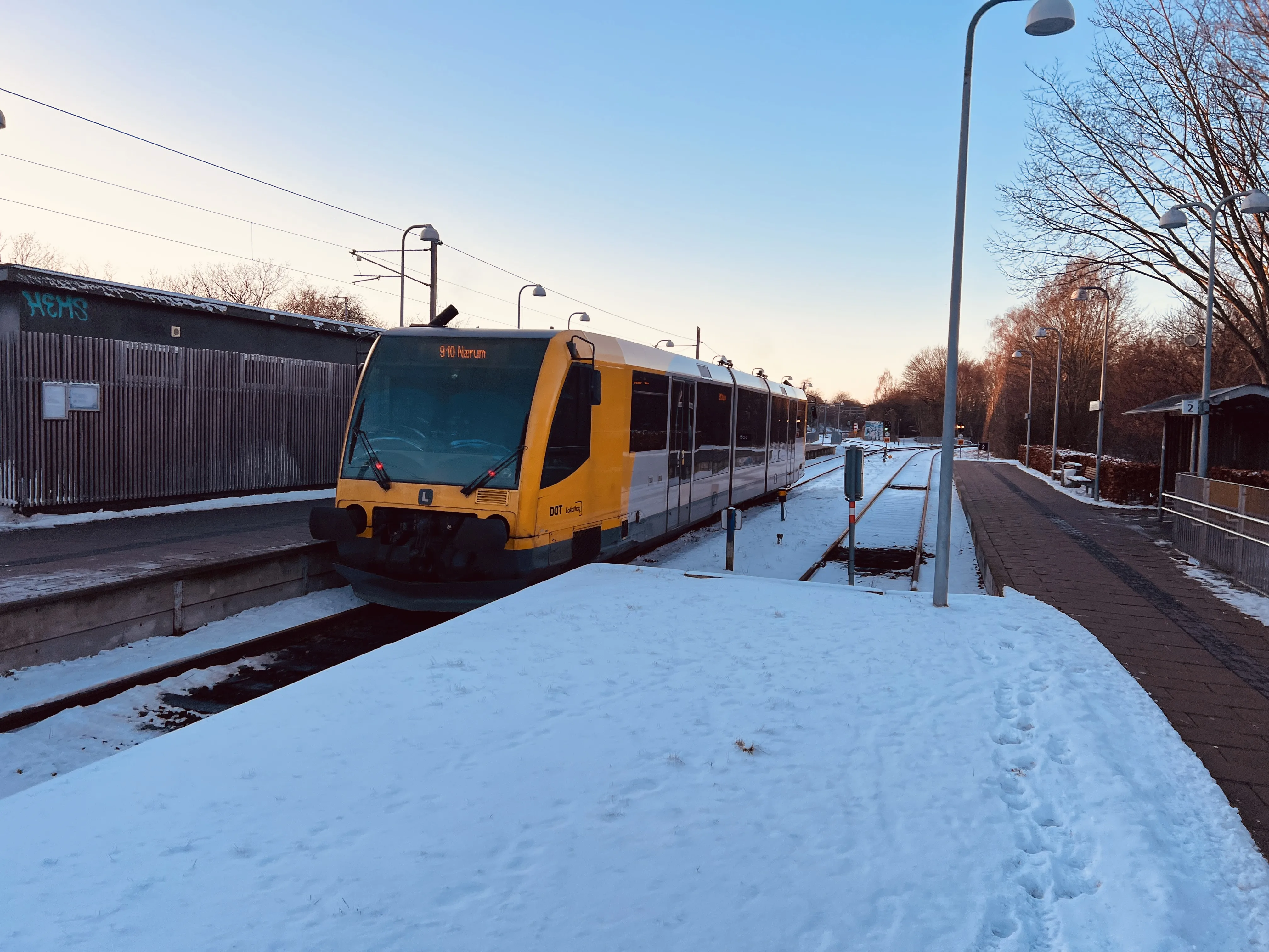 Billede af LT Lm 22, tidligere LNJ Lm 22 fotograferet ud for Jægersborg Lokalbane Station.