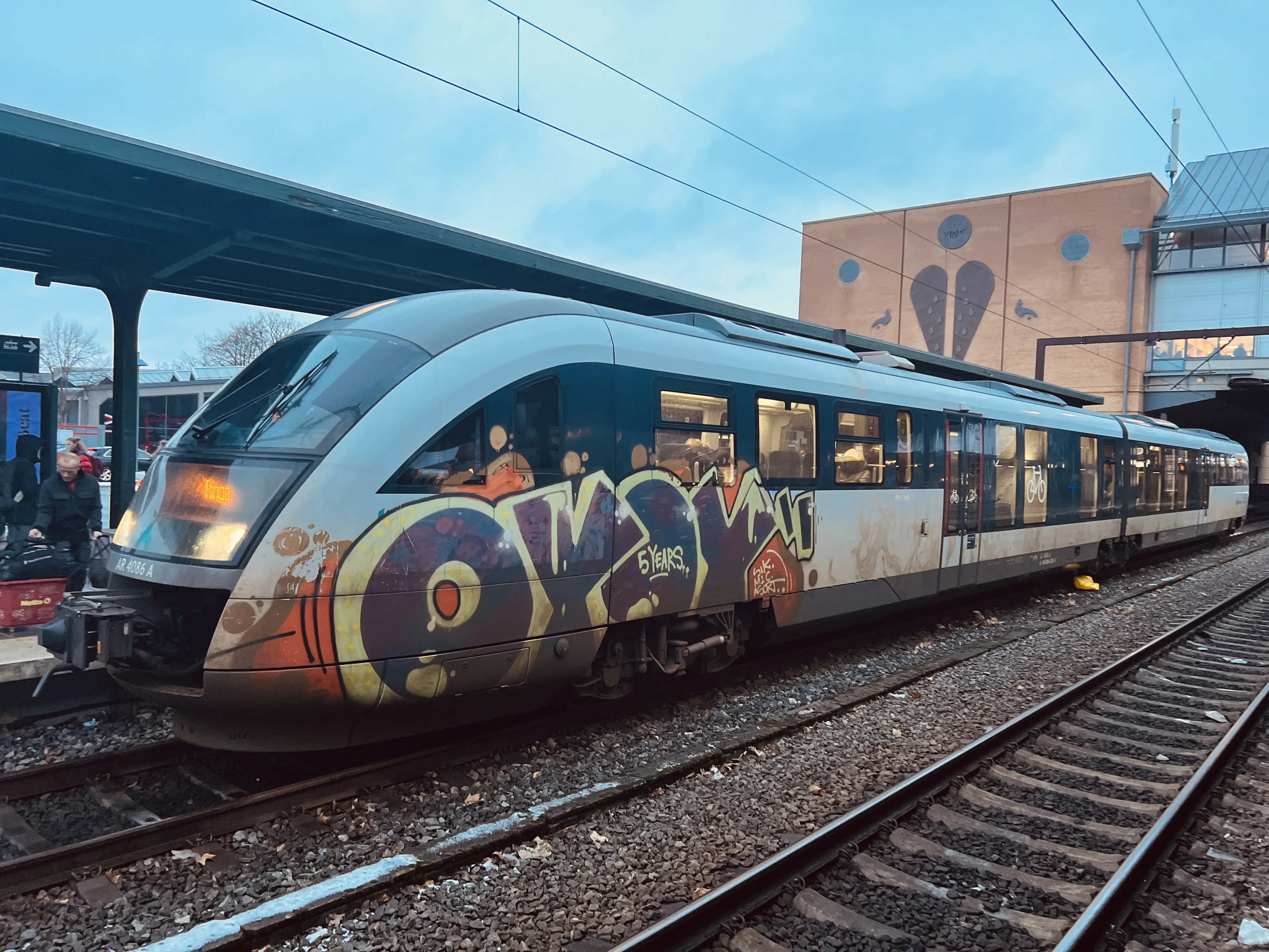 Billede af ARRIVA AR 4086, tidligere DSB MQ 4126-4926 fotograferet ud for Odense Banegård Center. Billede af ARRIVA AR 4086, tidligere DSB MQ 4126-4926 fotograferet ud for Odense Banegård Center.