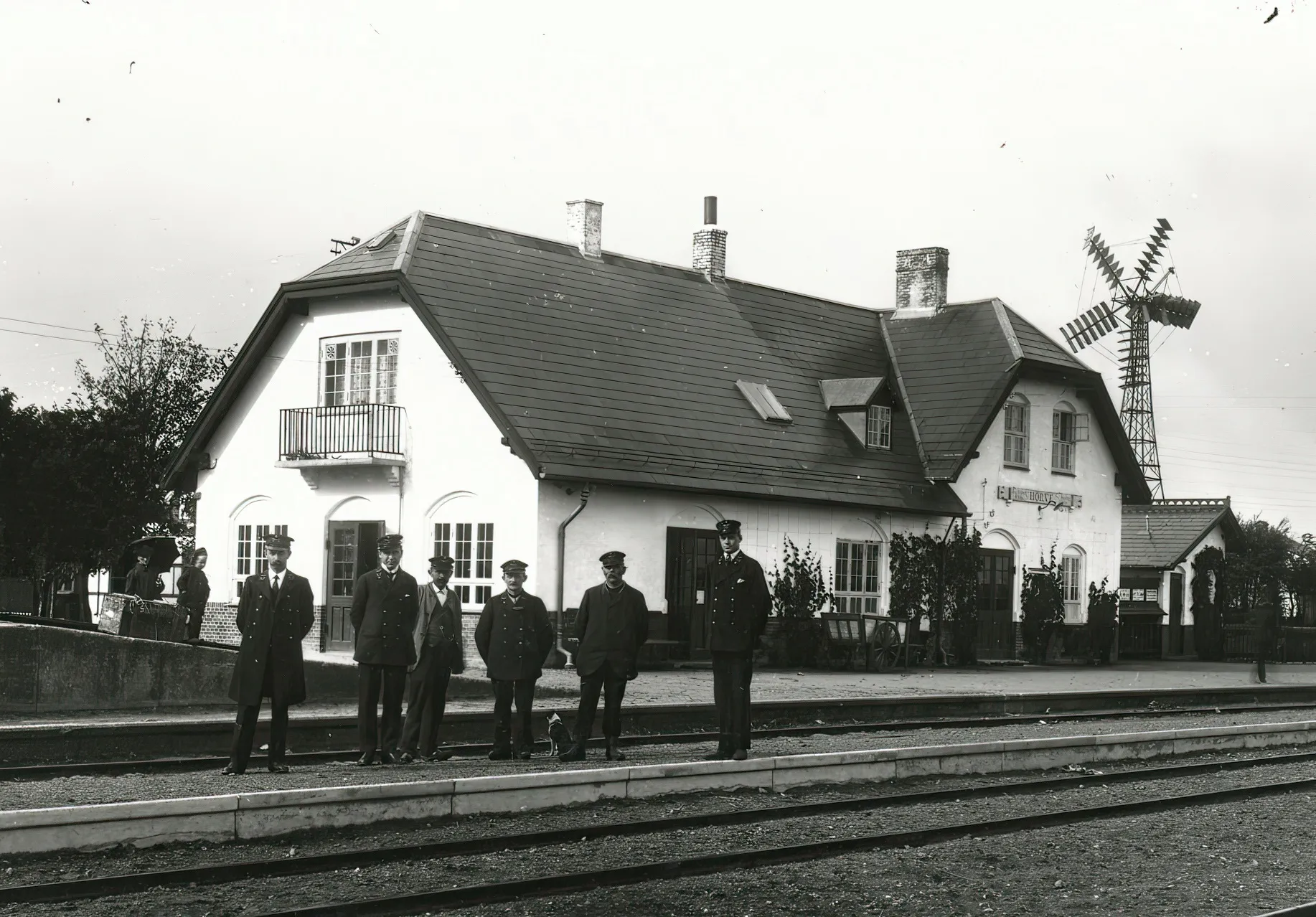Billede af Hørve Station lige efter udbygningen af stationen i forbindelse med etableringen af Hørve-Værslev Jernbane i 1919.