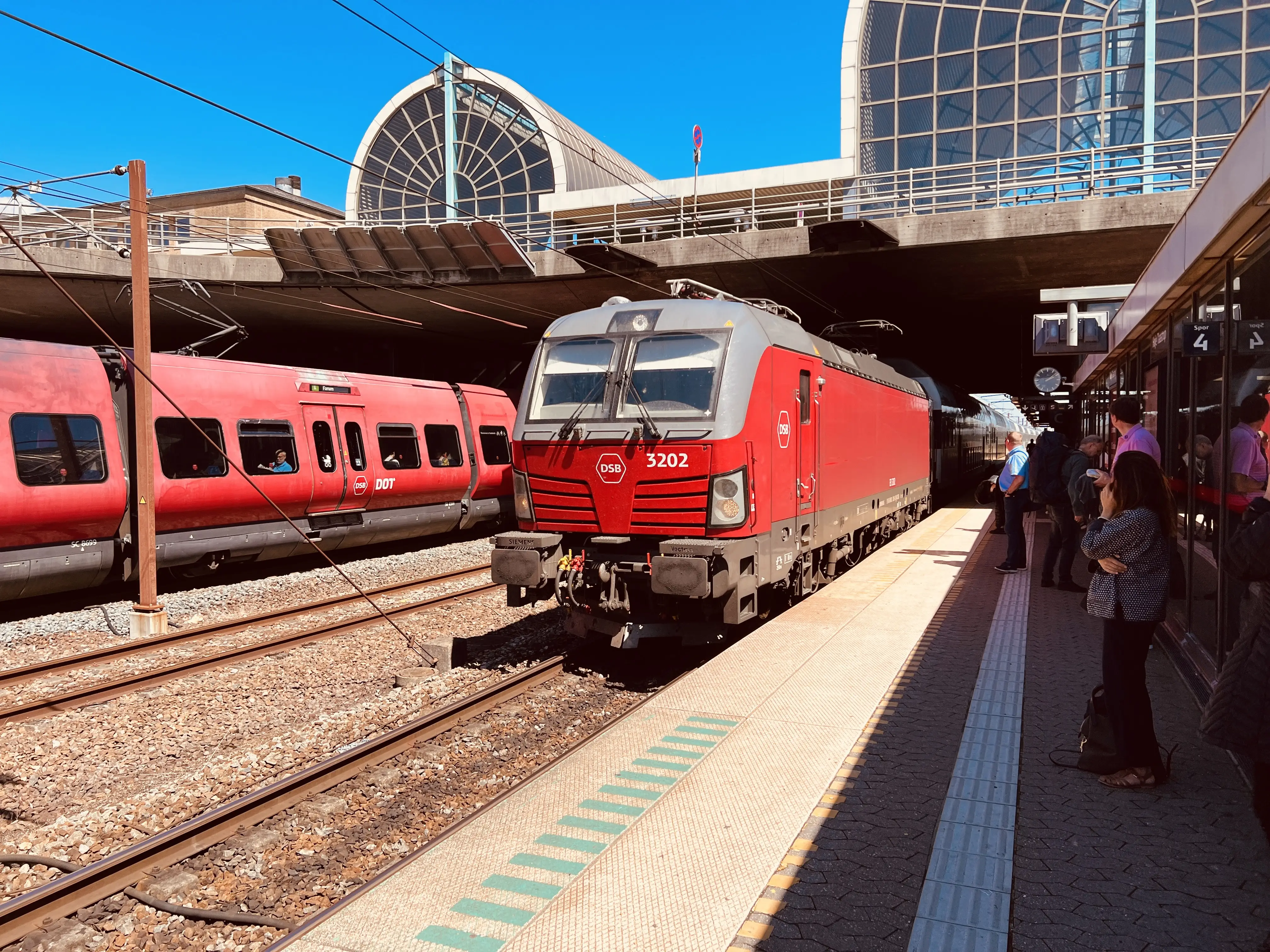 Billede af DSB EB 3202 fotograferet ud for Høje Taastrup Station. Billede af DSB EB 3202 fotograferet ud for Høje Taastrup Station.