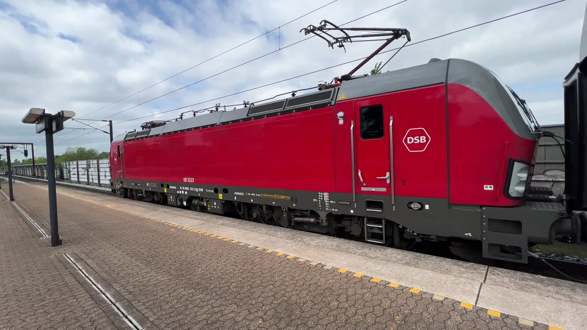 Billede af DSB EB 3223 fotograferet ud for Trekroner Trinbræt. Billede af DSB EB 3223 fotograferet ud for Trekroner Trinbræt.