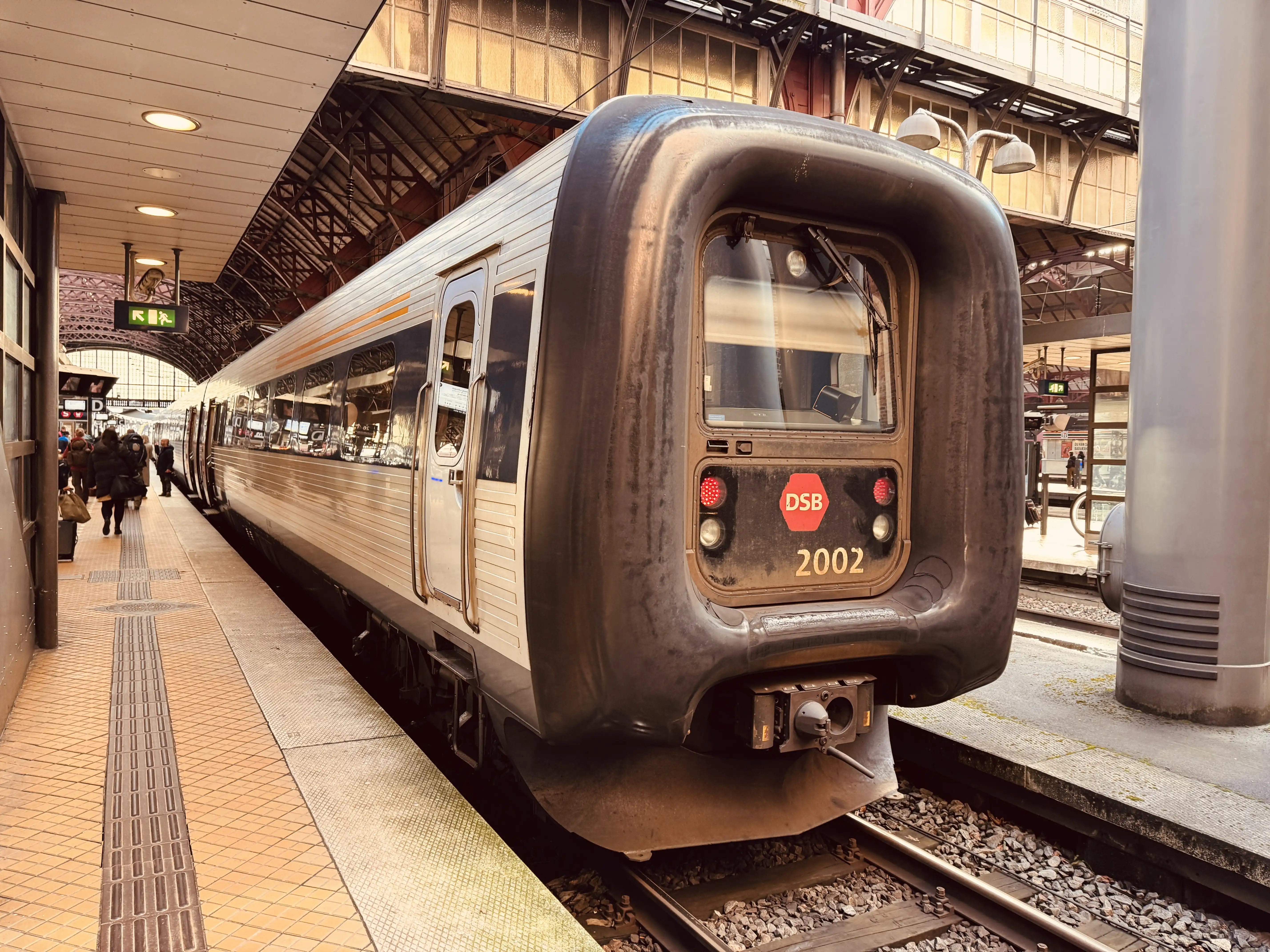 Billede af DSB ER 2002 fotograferet ud for København Hovedbanegård. Billede af DSB ER 2002 fotograferet ud for København Hovedbanegård.