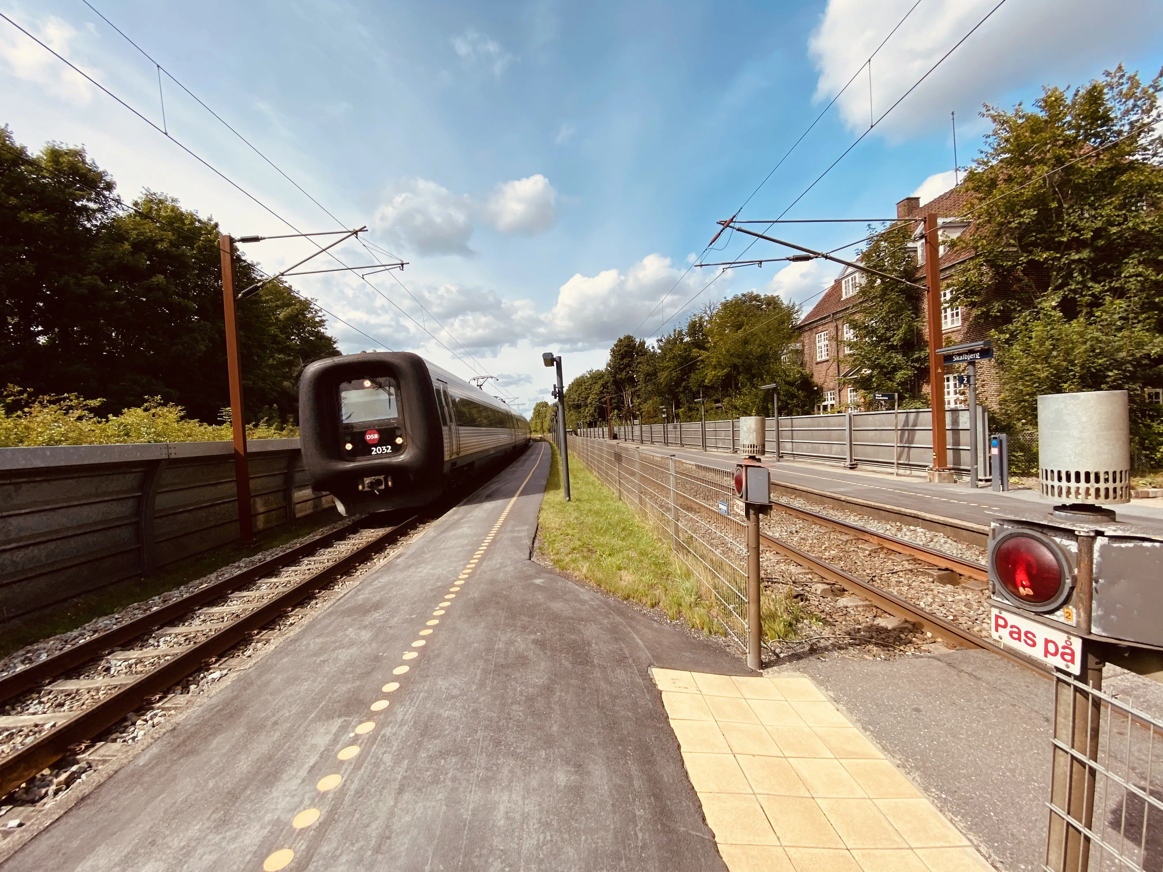 Billede af DSB ER 2032 fotograferet ud for Skalbjerg Trinbræt. Billede af DSB ER 2032 fotograferet ud for Skalbjerg Trinbræt.