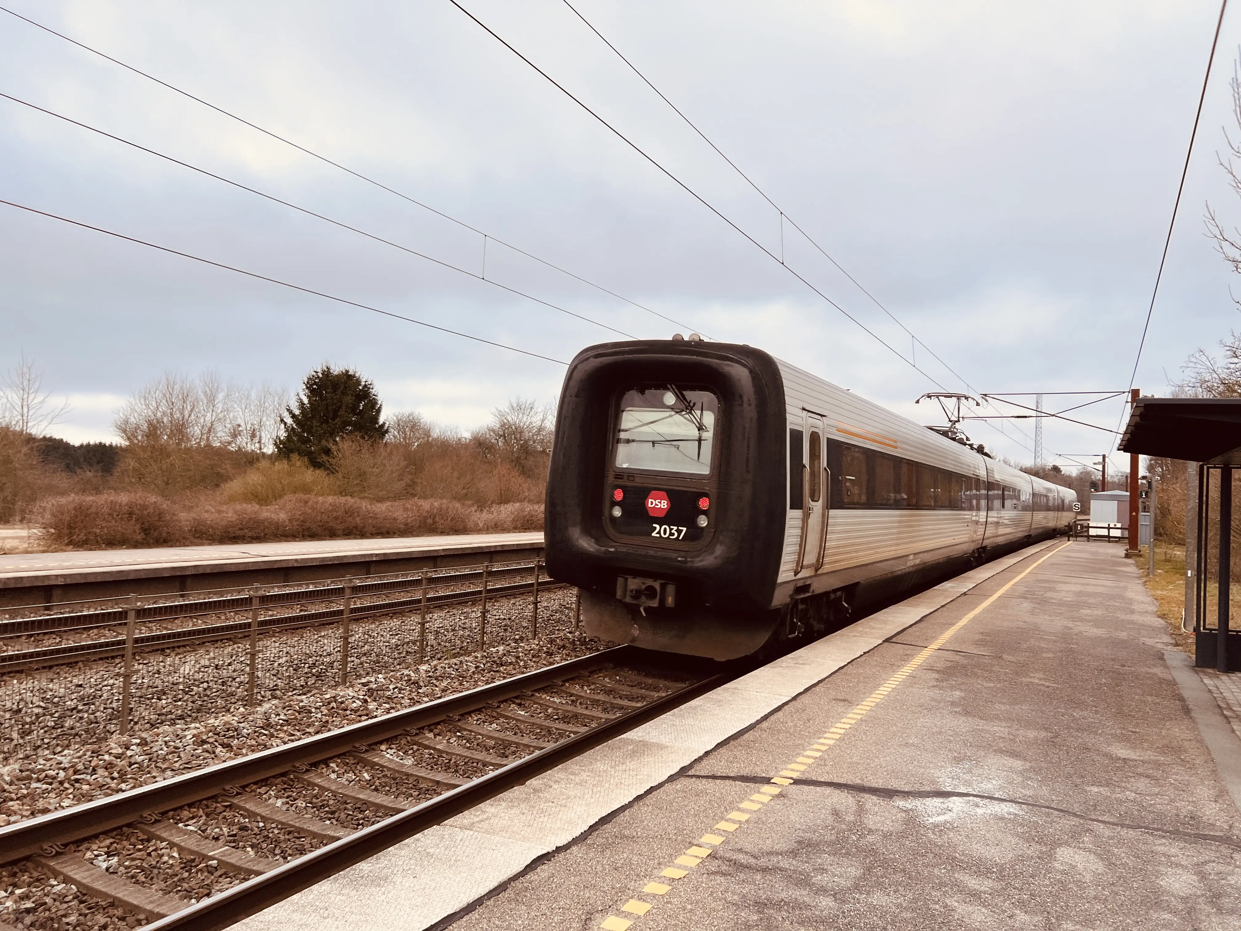 Billede af DSB ER 2037 fotograferet ud for Holmstrup Trinbræt. Billede af DSB ER 2037 fotograferet ud for Holmstrup Trinbræt.