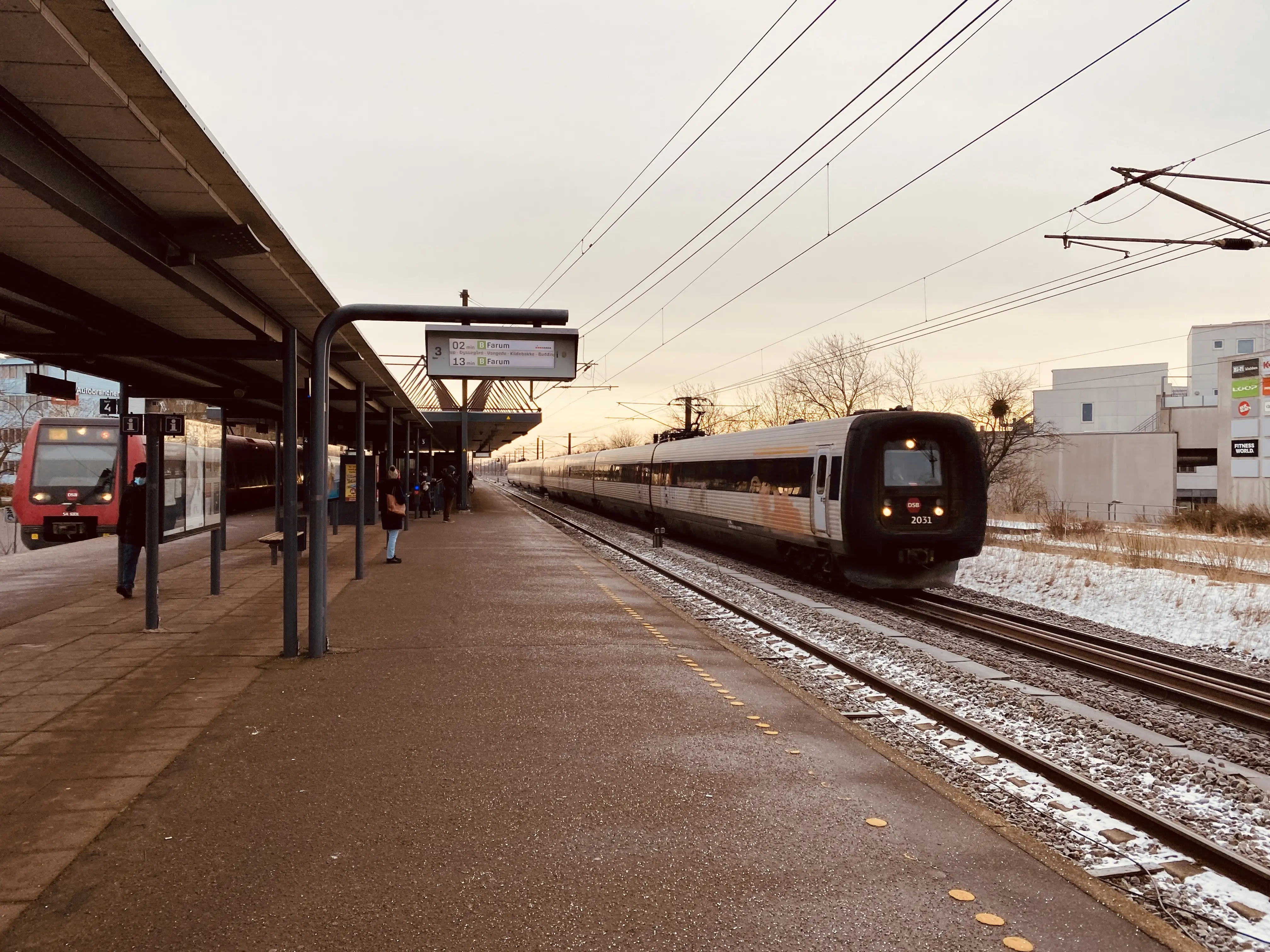 Billede af DSB ER 2031 fotograferet ud for Taastrup S-togstrinbræt. Billede af DSB ER 2031 fotograferet ud for Taastrup S-togstrinbræt.