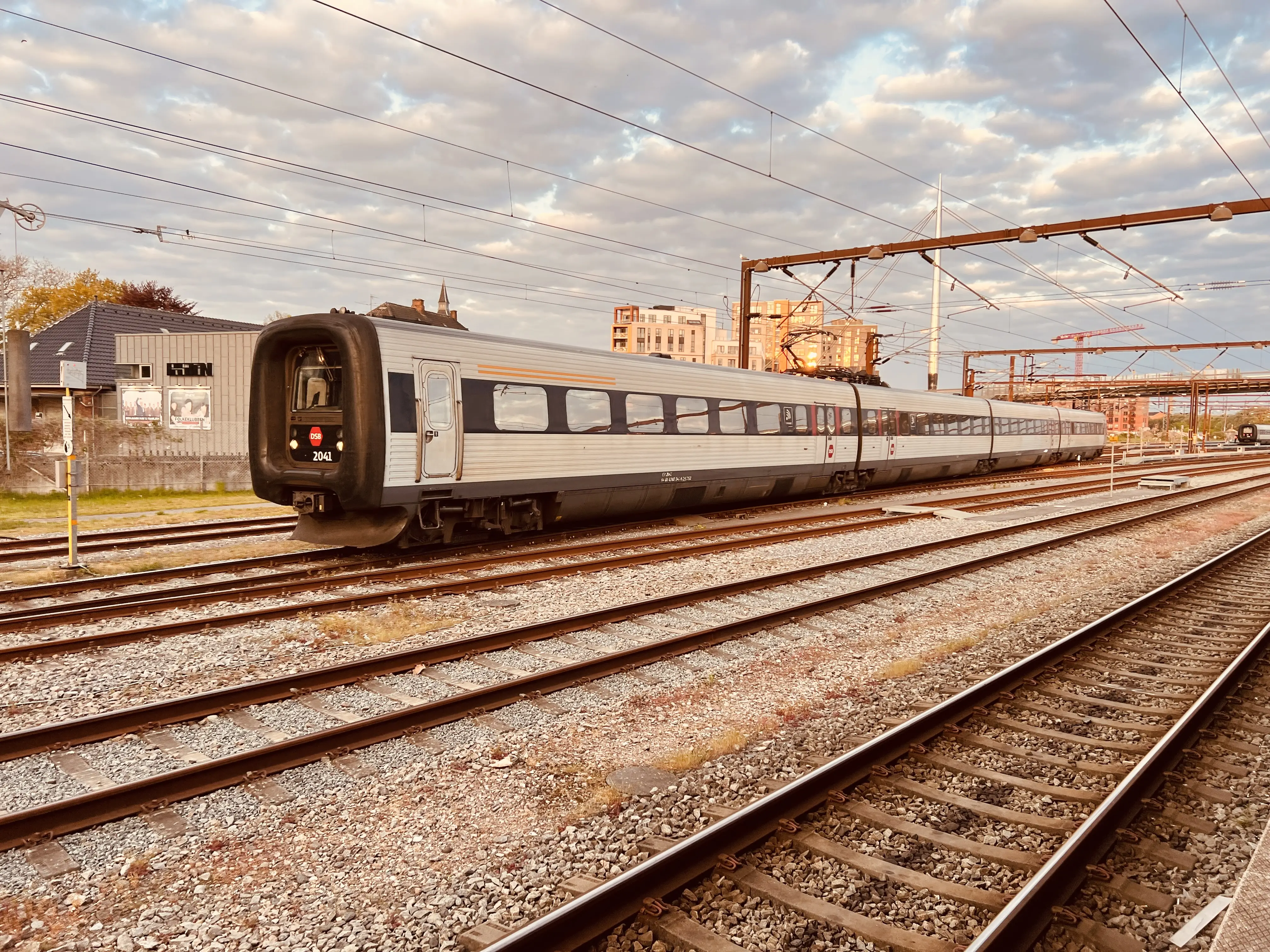 Billede af DSB ER 2041 fotograferet ud for Odense Banegård Center. Billede af DSB ER 2041 fotograferet ud for Odense Banegård Center.