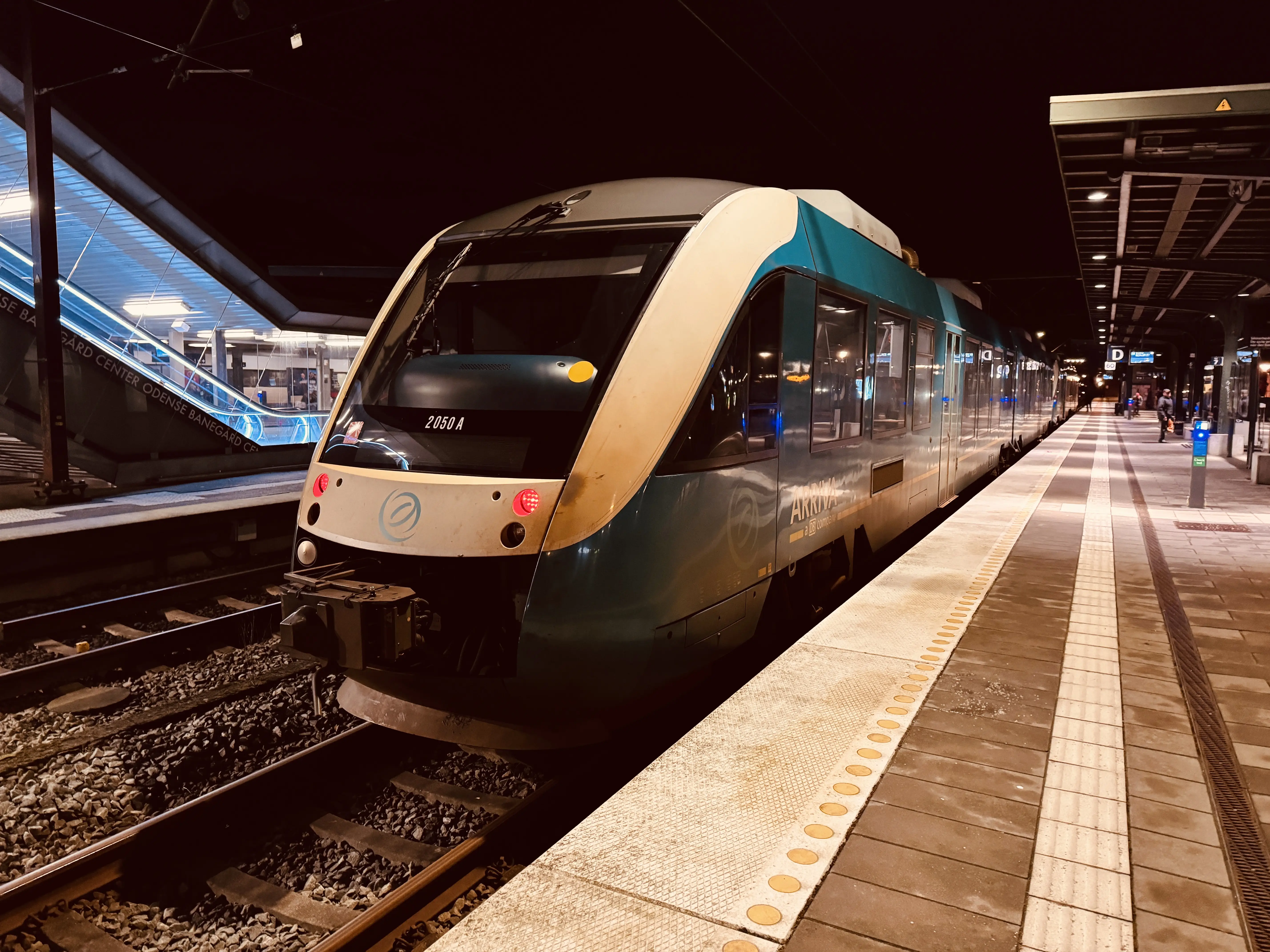 Billede af ARRIVA AR 2050 fotograferet ud for Odense Banegård Center. Billede af ARRIVA AR 2050 fotograferet ud for Odense Banegård Center.