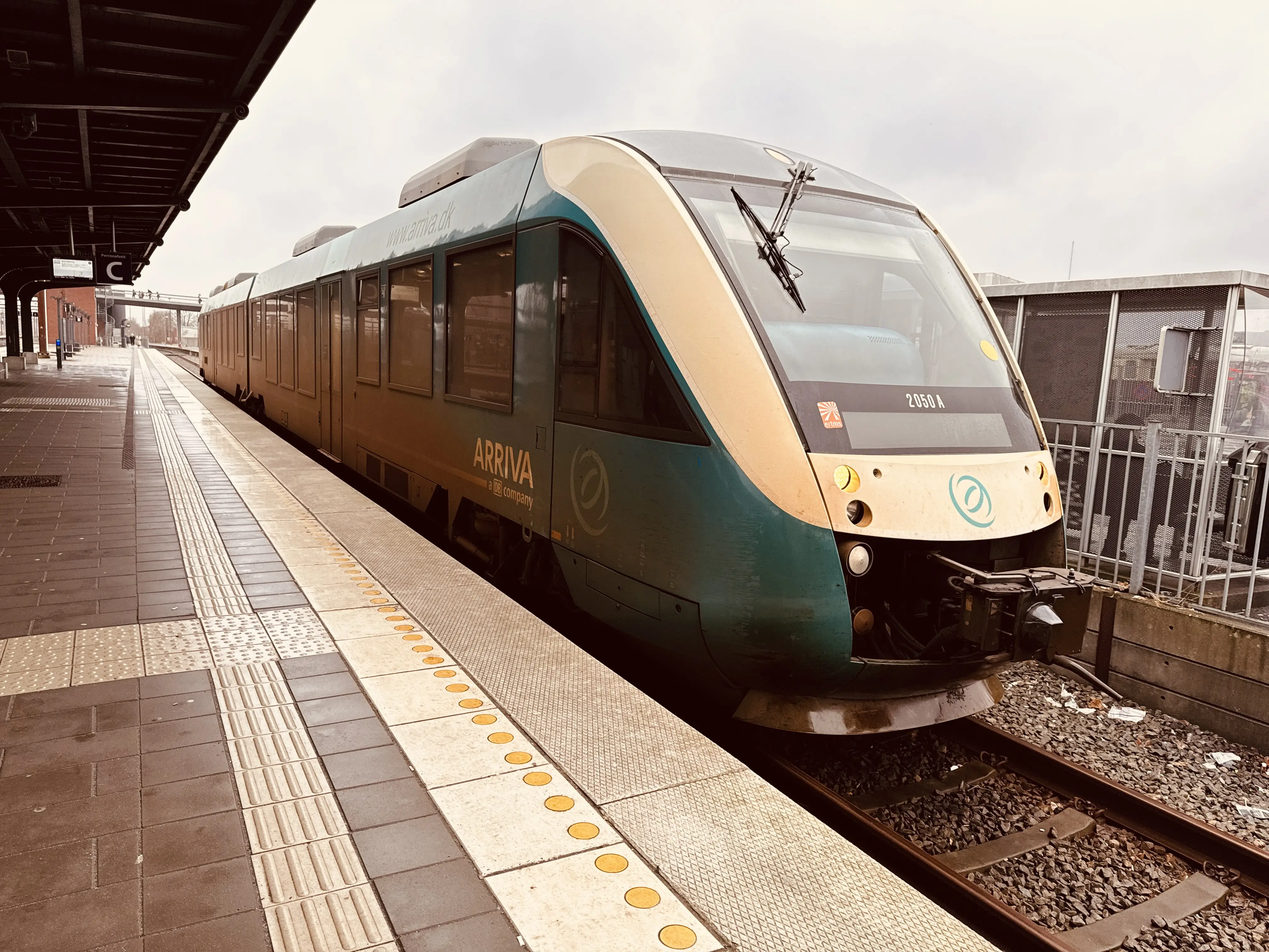 Billede af ARRIVA AR 2050 fotograferet ud for Odense Banegård Center. Billede af ARRIVA AR 2050 fotograferet ud for Odense Banegård Center.