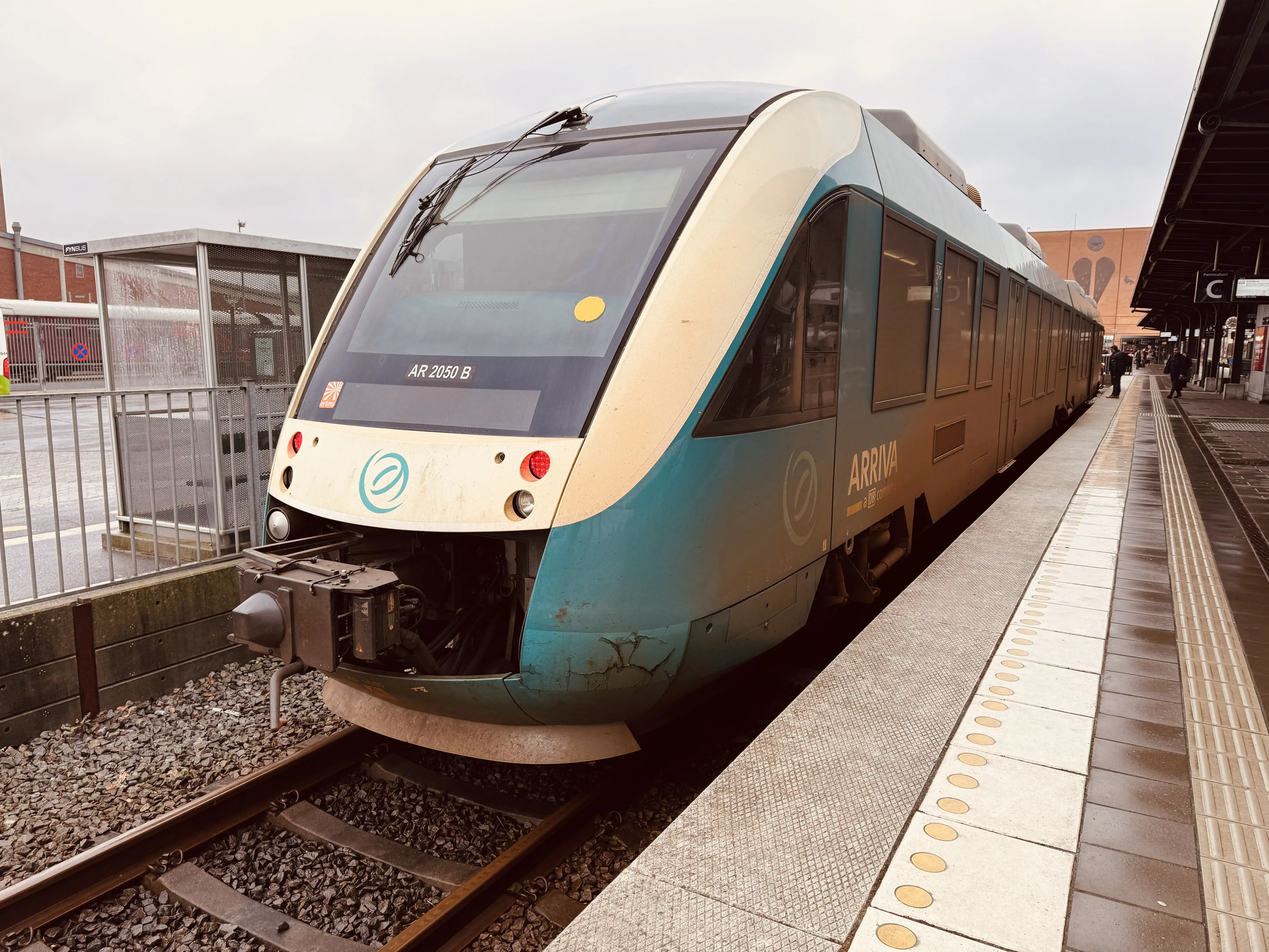 Billede af ARRIVA AR 2050 fotograferet ud for Odense Banegård Center. Billede af ARRIVA AR 2050 fotograferet ud for Odense Banegård Center.
