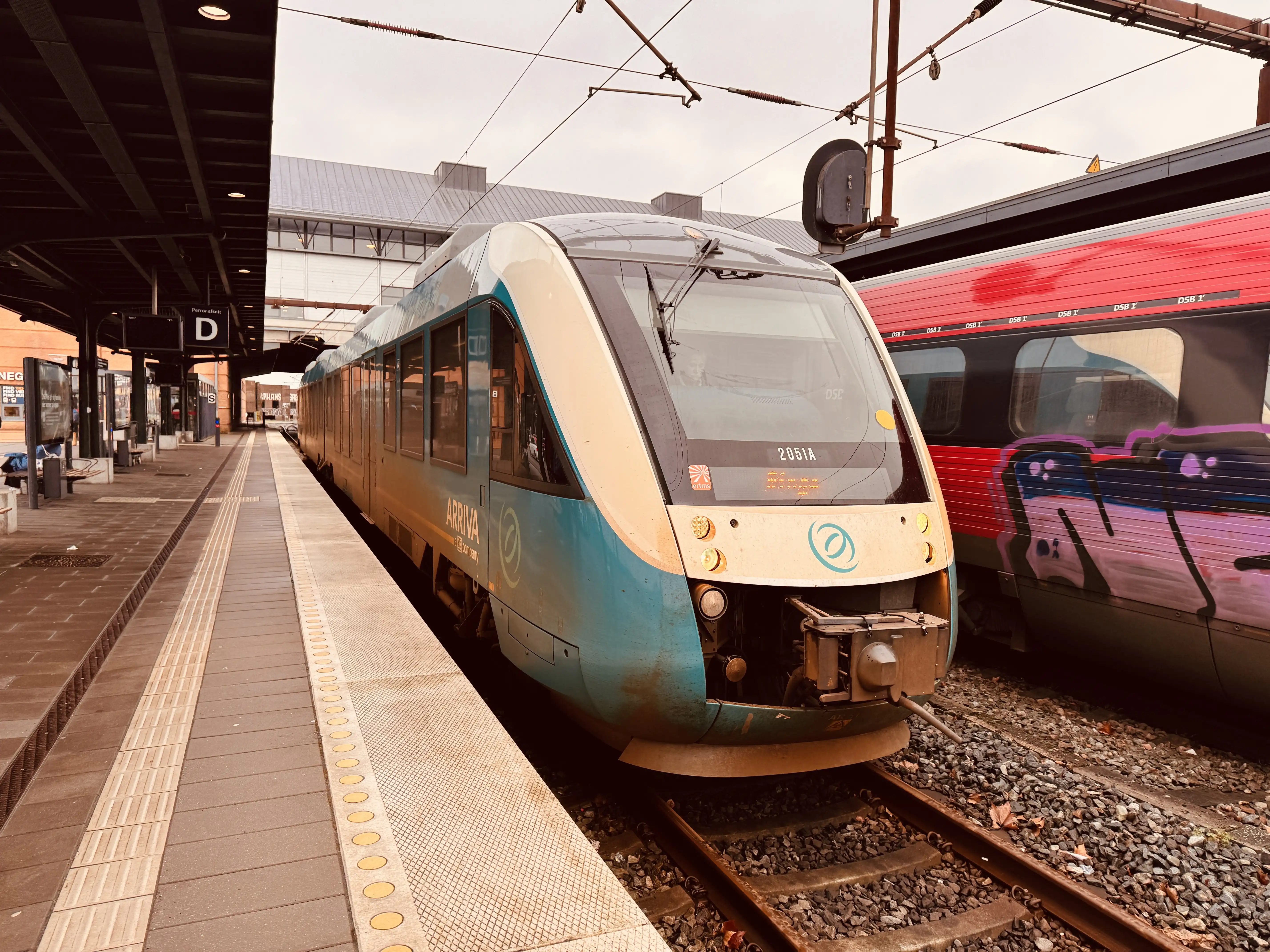 Billede af ARRIVA AR 2051 fotograferet ud for Odense Banegård Center. Billede af ARRIVA AR 2051 fotograferet ud for Odense Banegård Center.