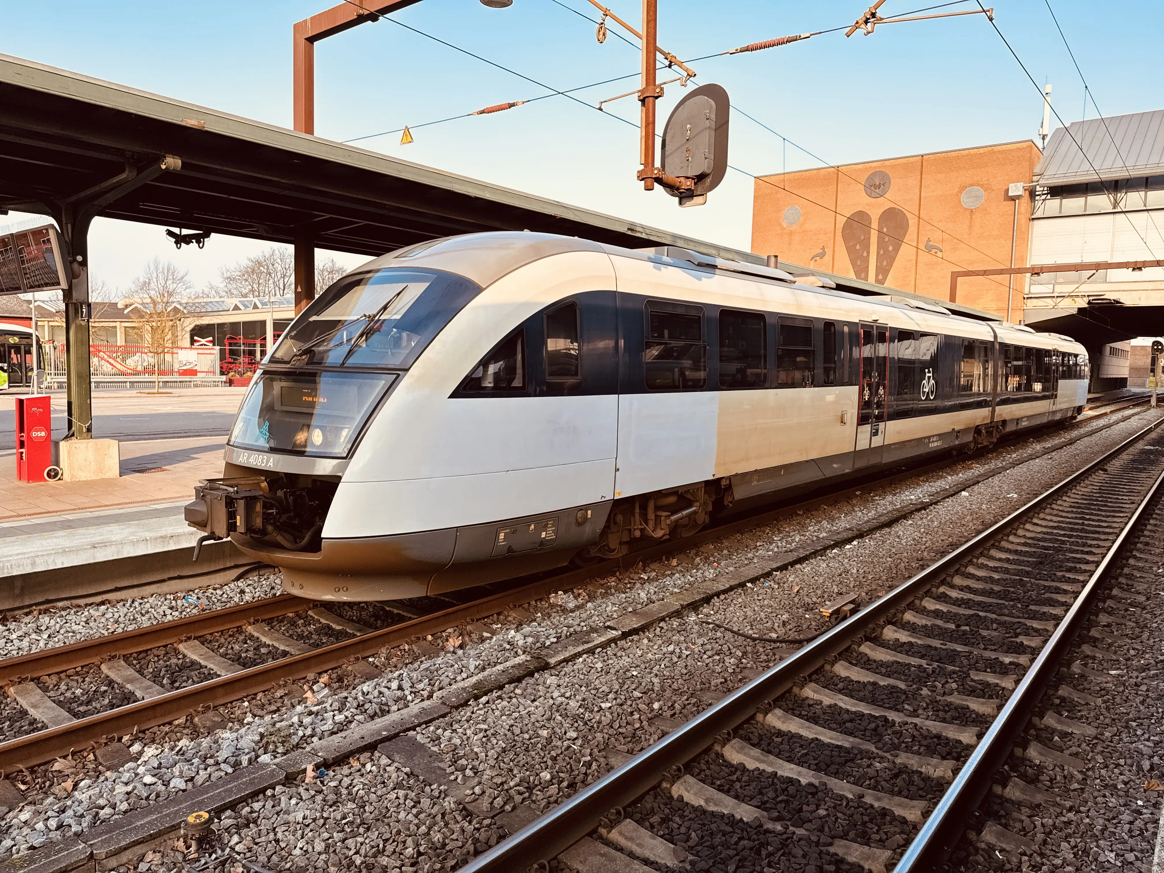 Billede af ARRIVA AR 4083, tidligere DSB MQ 4123-4923 fotograferet ud for Odense Banegård Center. Billede af ARRIVA AR 4083, tidligere DSB MQ 4123-4923 fotograferet ud for Odense Banegård Center.