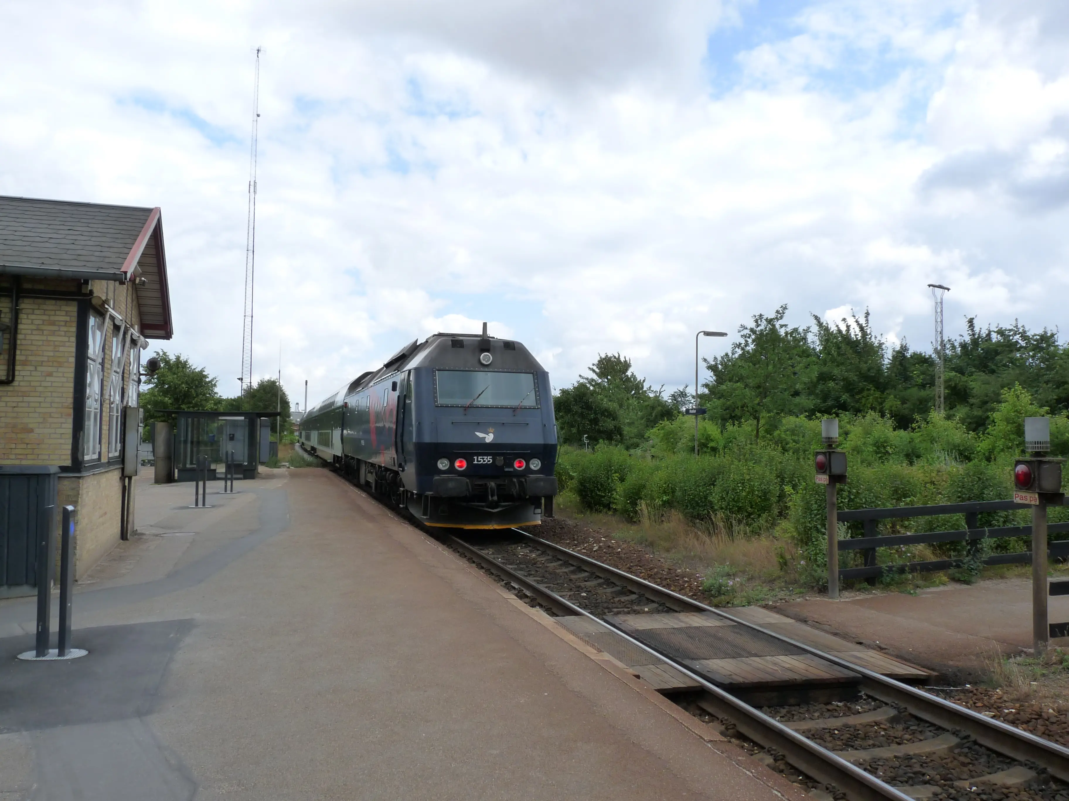 Billede af DSB ME 1535 fotograferet ud for Hvalsø Station. Billede af DSB ME 1535 fotograferet ud for Hvalsø Station.