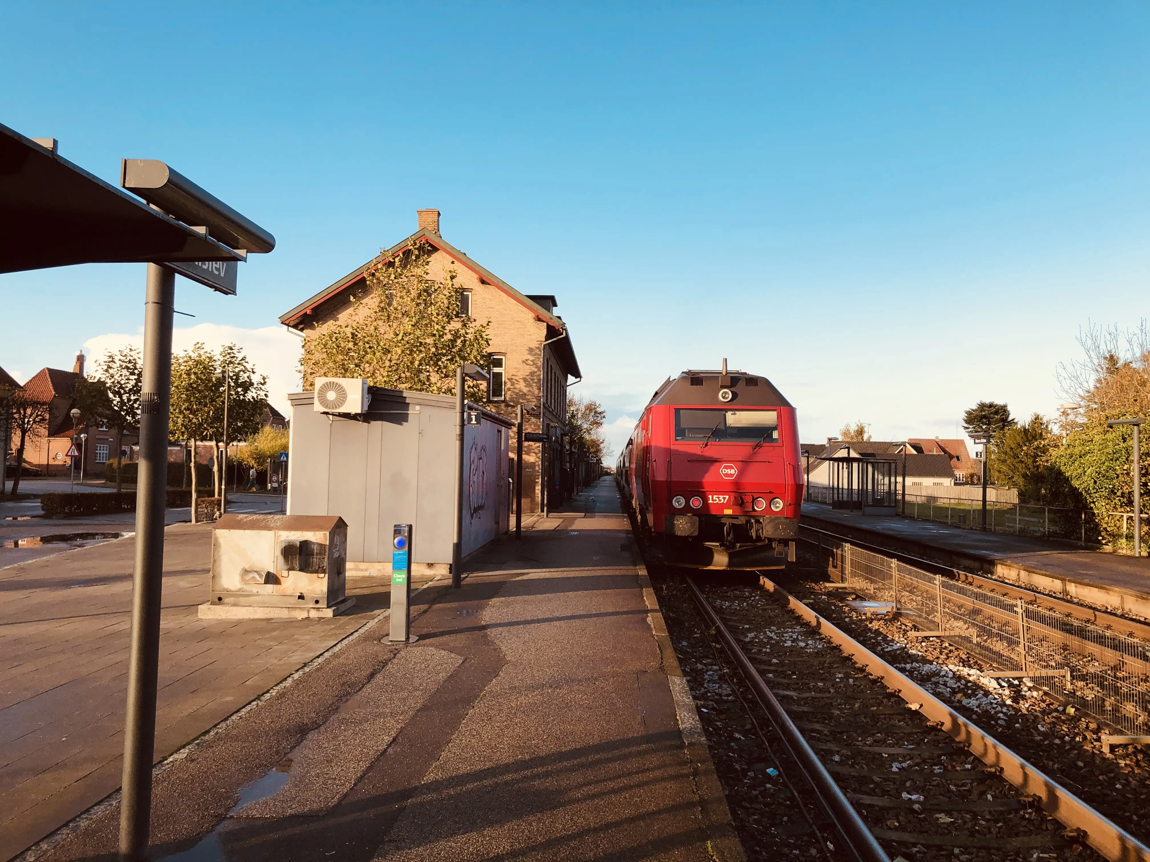Billede af DSB ME 1537 fotograferet ud for Nørre Alslev Station. Billede af DSB ME 1537 fotograferet ud for Nørre Alslev Station.