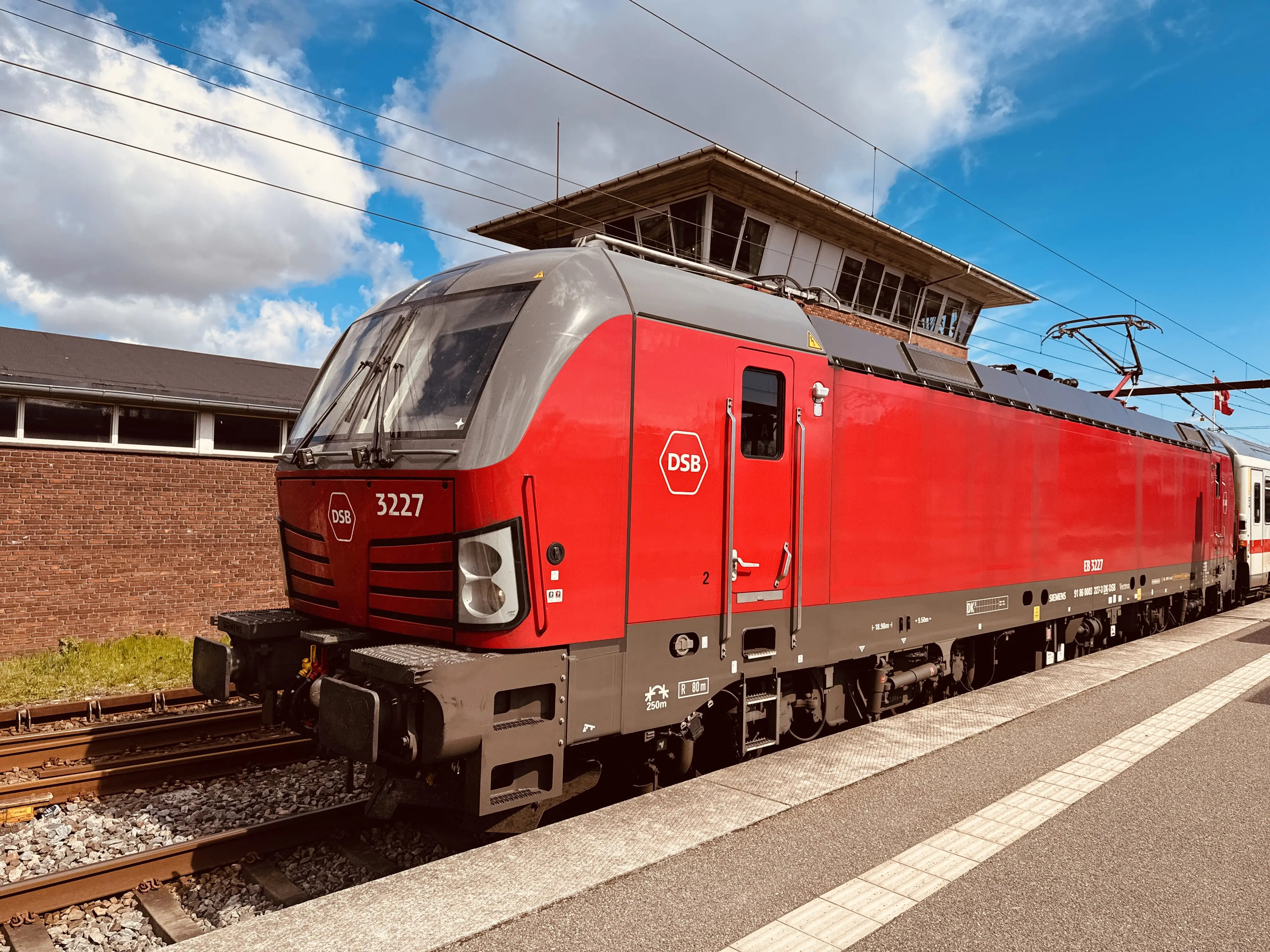 Billede af DSB EB 3227 fotograferet ud for Odense Banegård Center. Billede af DSB EB 3227 fotograferet ud for Odense Banegård Center.