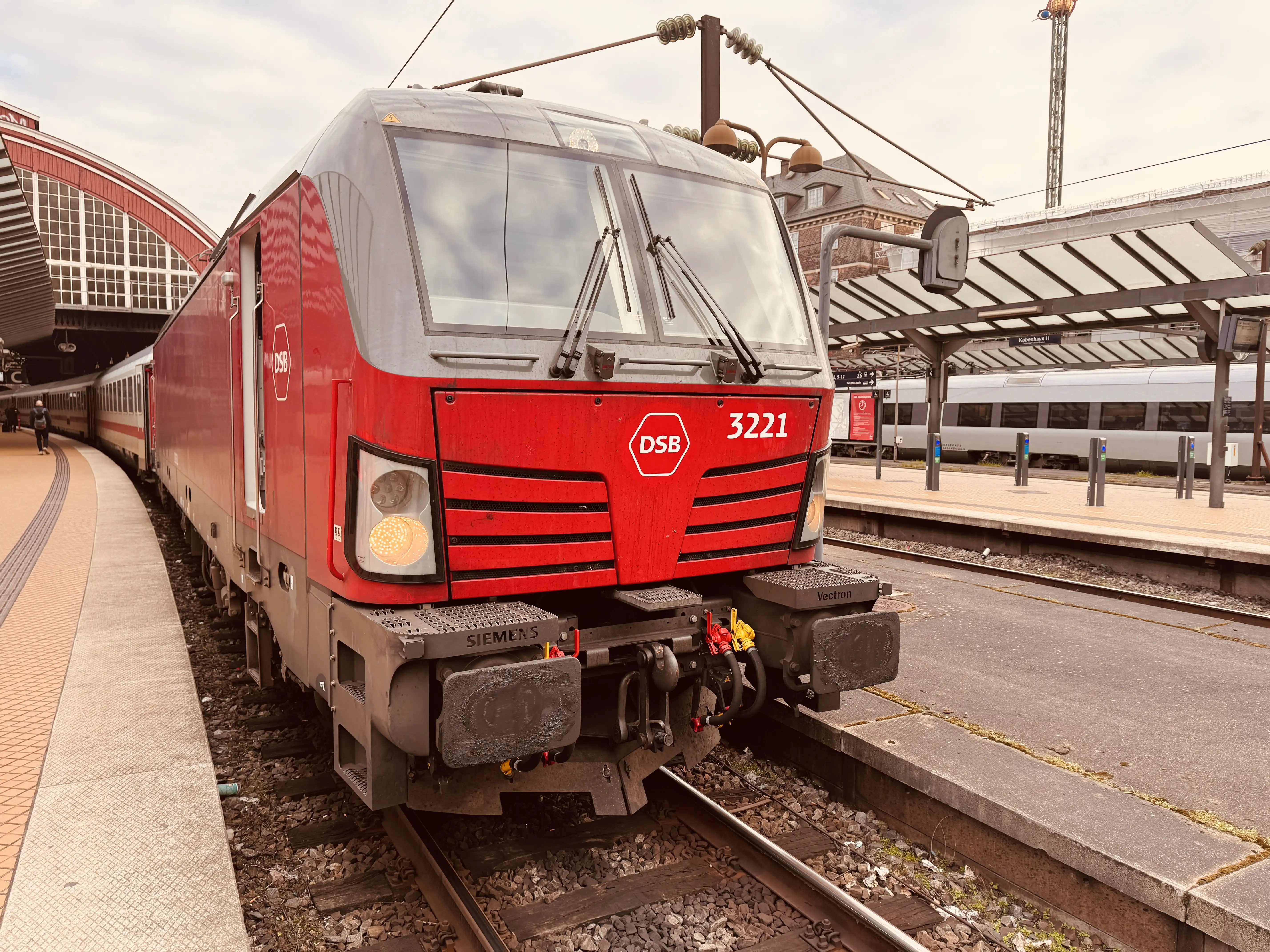 Billede af DSB EB 3221 fotograferet ud for København Hovedbanegård. Billede af DSB EB 3221 fotograferet ud for København Hovedbanegård.