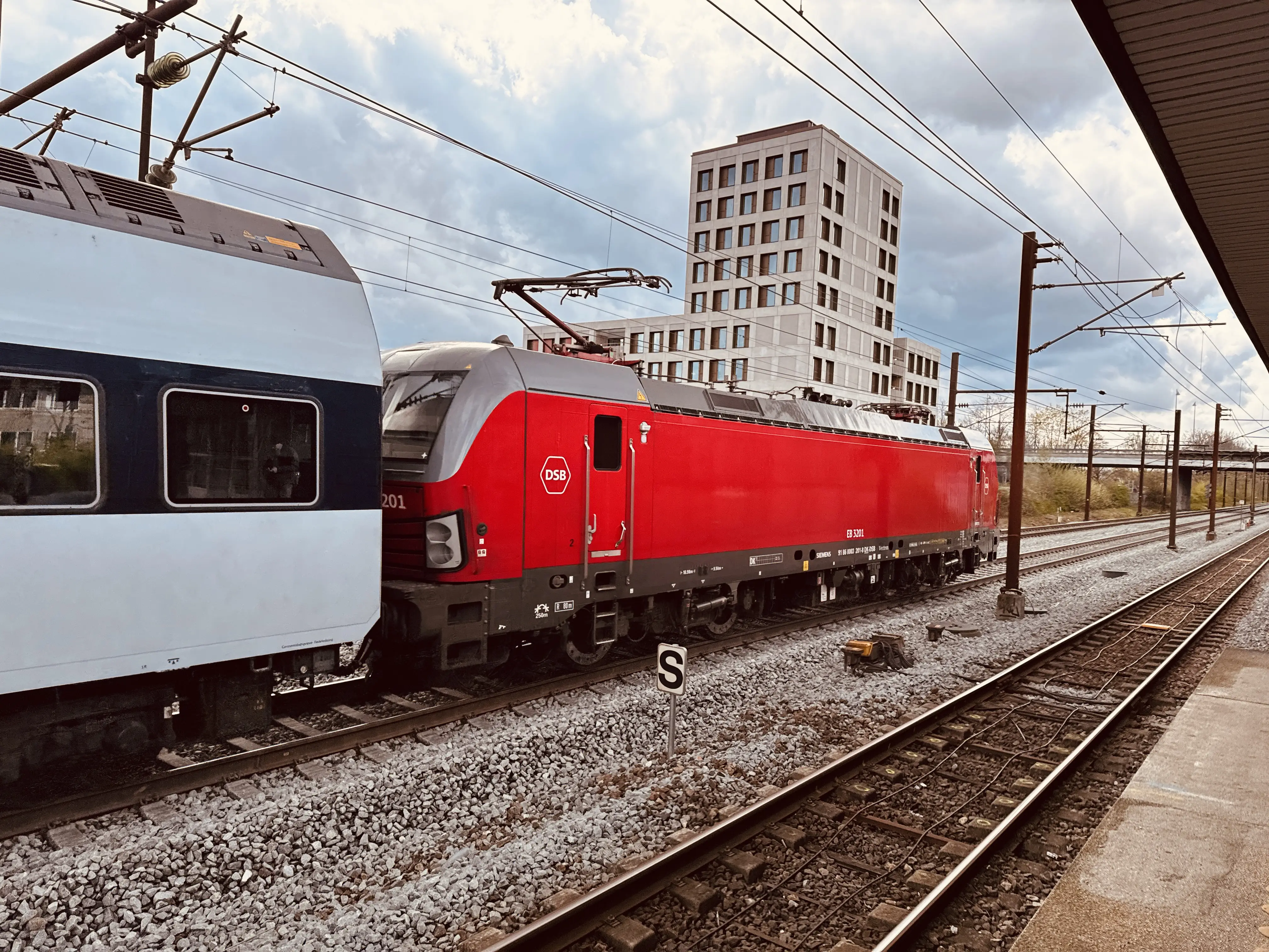 Billede af DSB EB 3201 fotograferet ud for Albertslund S-togstrinbræt. Billede af DSB EB 3201 fotograferet ud for Albertslund S-togstrinbræt.