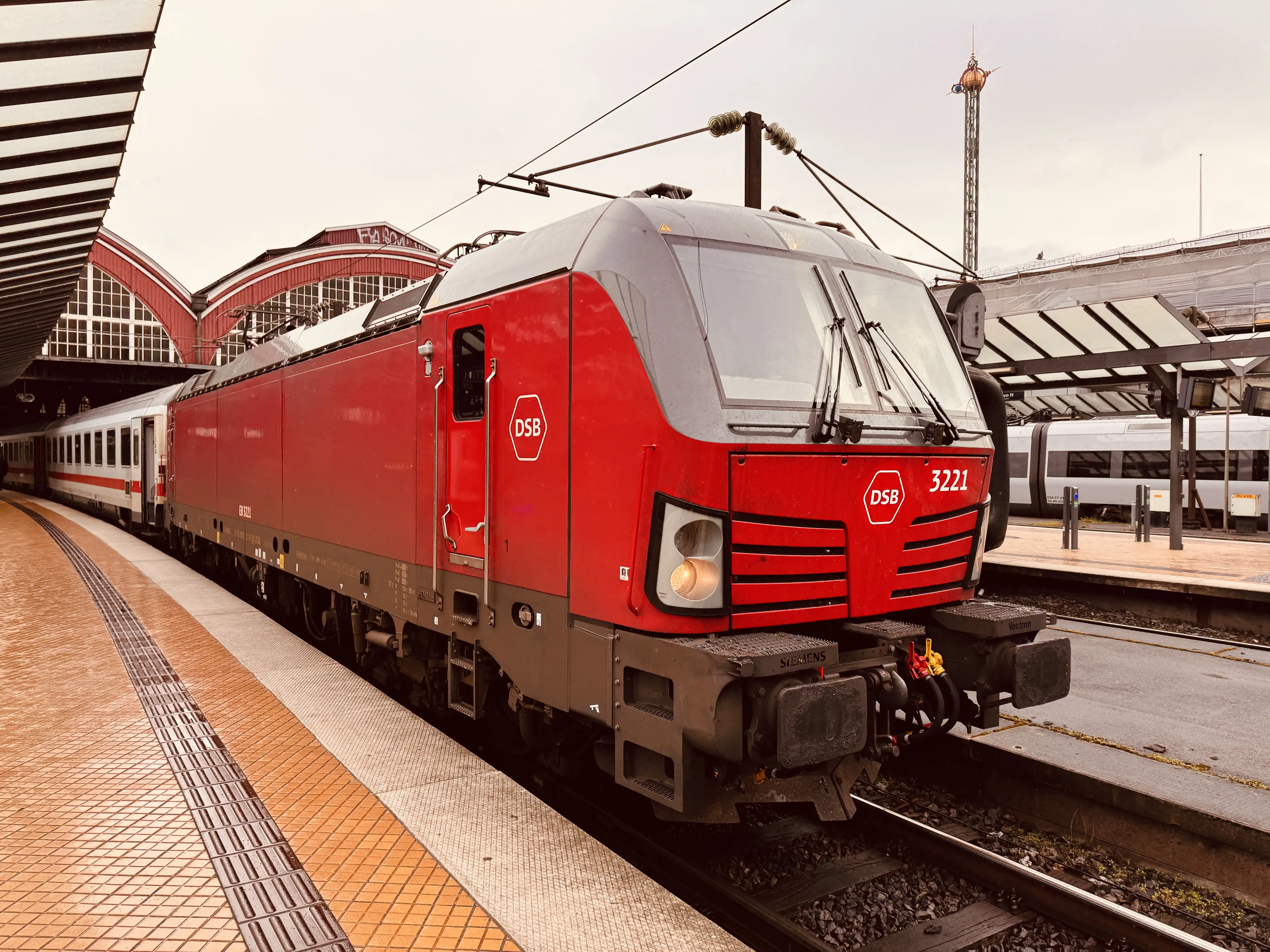 Billede af DSB EB 3221 fotograferet ud for København Hovedbanegård. Billede af DSB EB 3221 fotograferet ud for København Hovedbanegård.