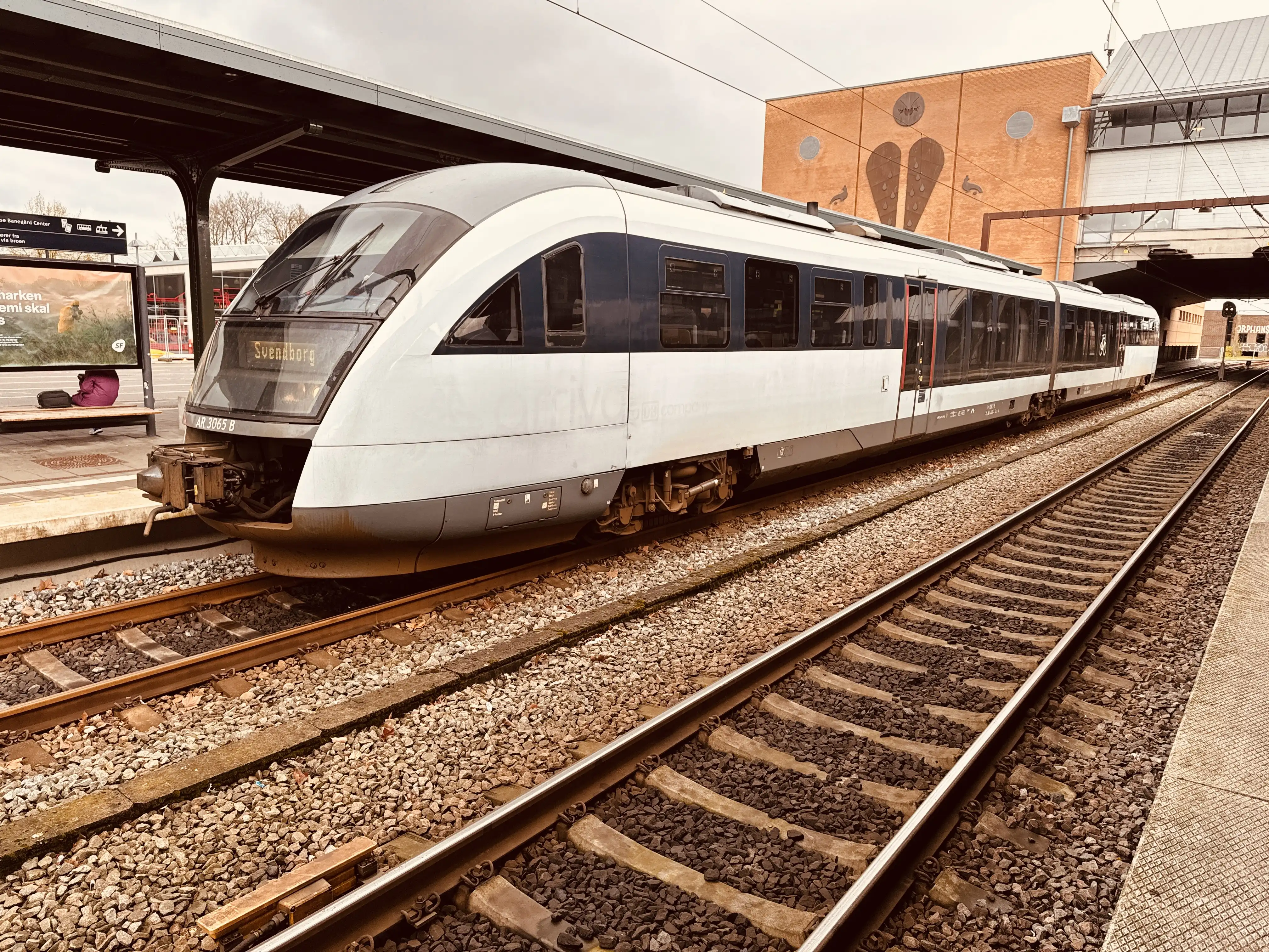 Billede af ARRIVA AR 3065, tidligere DSB MQ 4115-4915 fotograferet ud for Odense Banegård Center. Billede af ARRIVA AR 3065, tidligere DSB MQ 4115-4915 fotograferet ud for Odense Banegård Center.