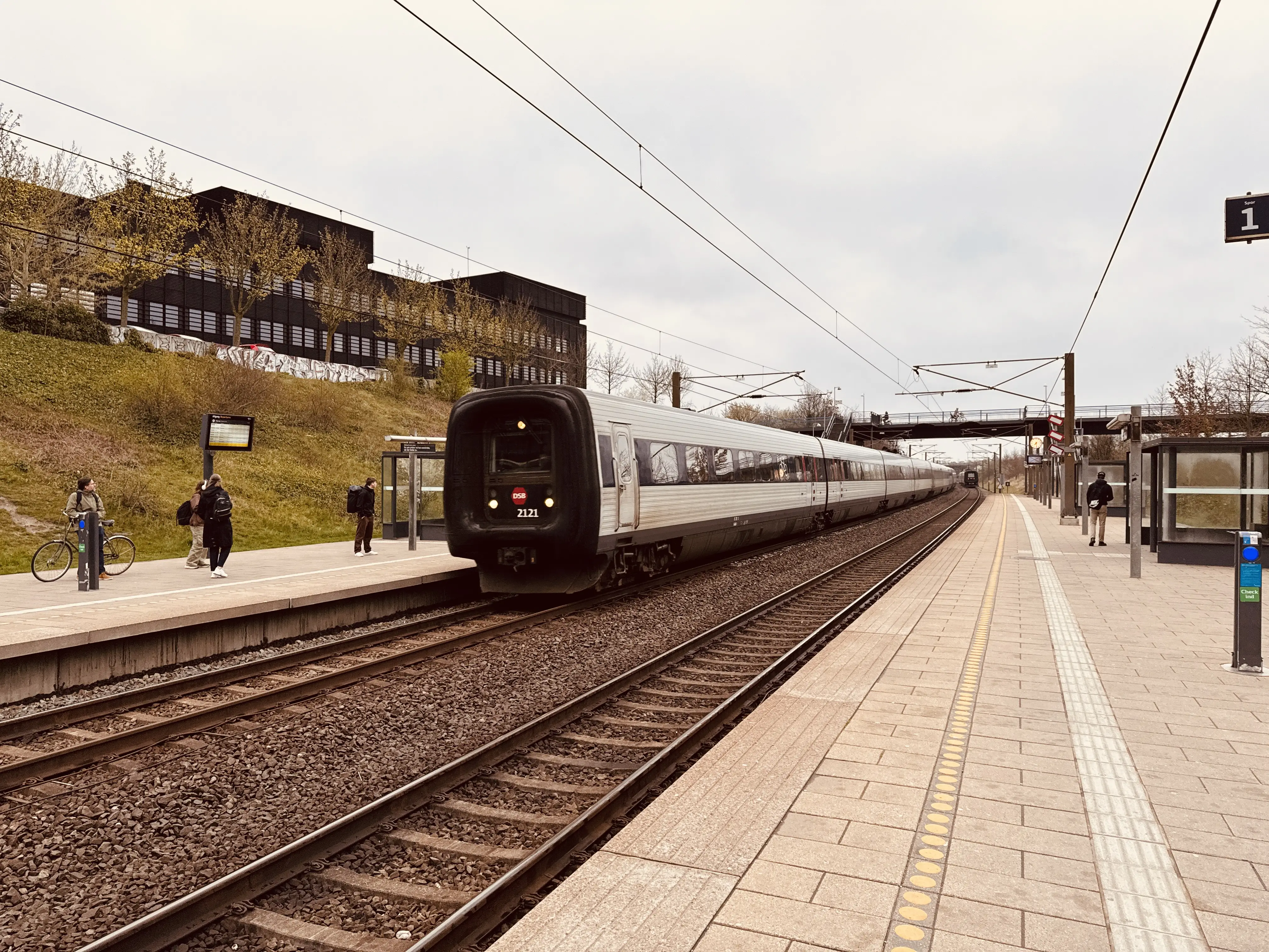 Billede af DSB ER 2021 fotograferet ud for Ørestad Trinbræt. Billede af DSB ER 2021 fotograferet ud for Ørestad Trinbræt.