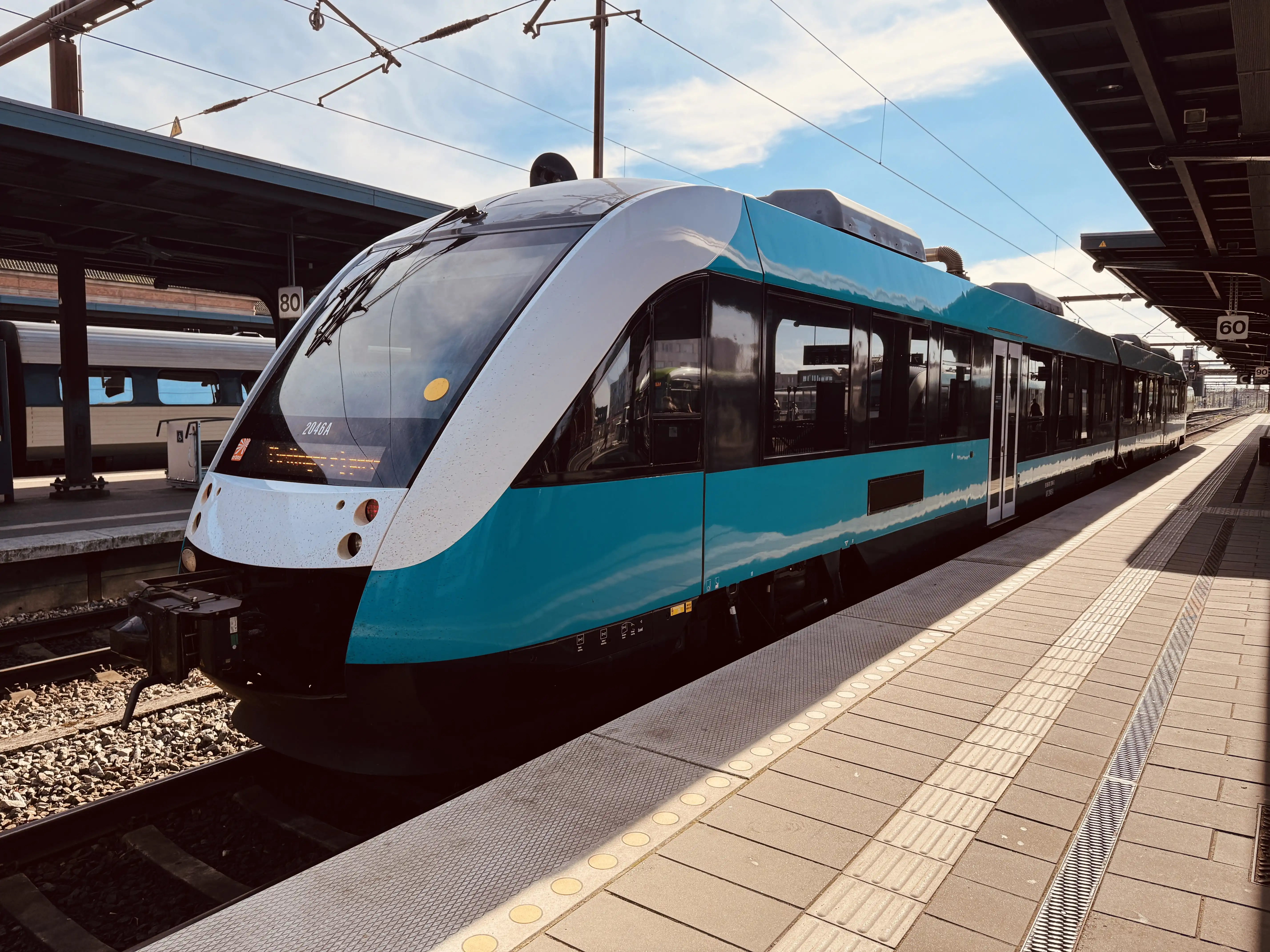 Billede af ARRIVA AR 2046 fotograferet ud for Odense Banegård Center. Billede af ARRIVA AR 2046 fotograferet ud for Odense Banegård Center.