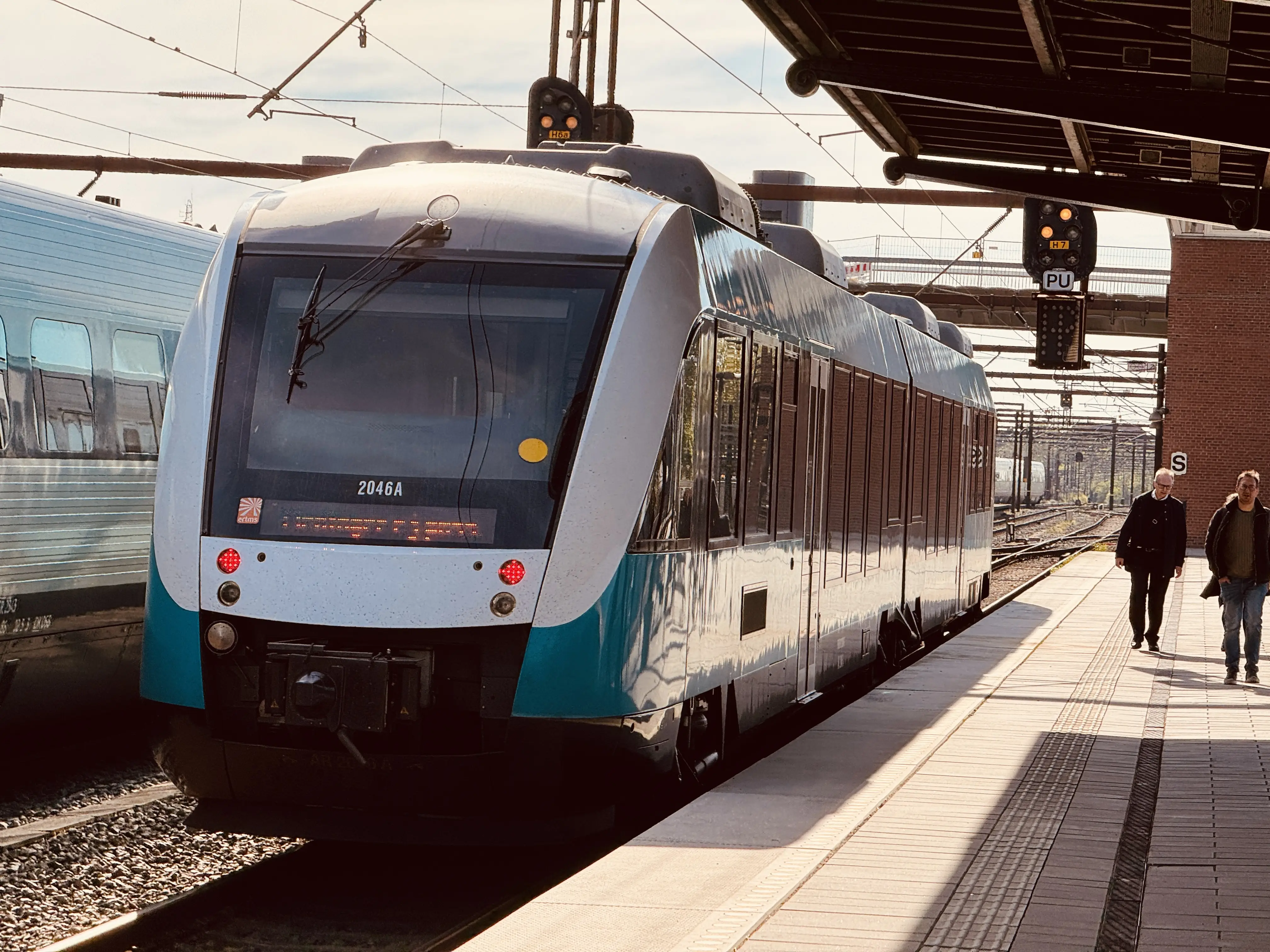 Billede af ARRIVA AR 2046 fotograferet ud for Odense Banegård Center. Billede af ARRIVA AR 2046 fotograferet ud for Odense Banegård Center.