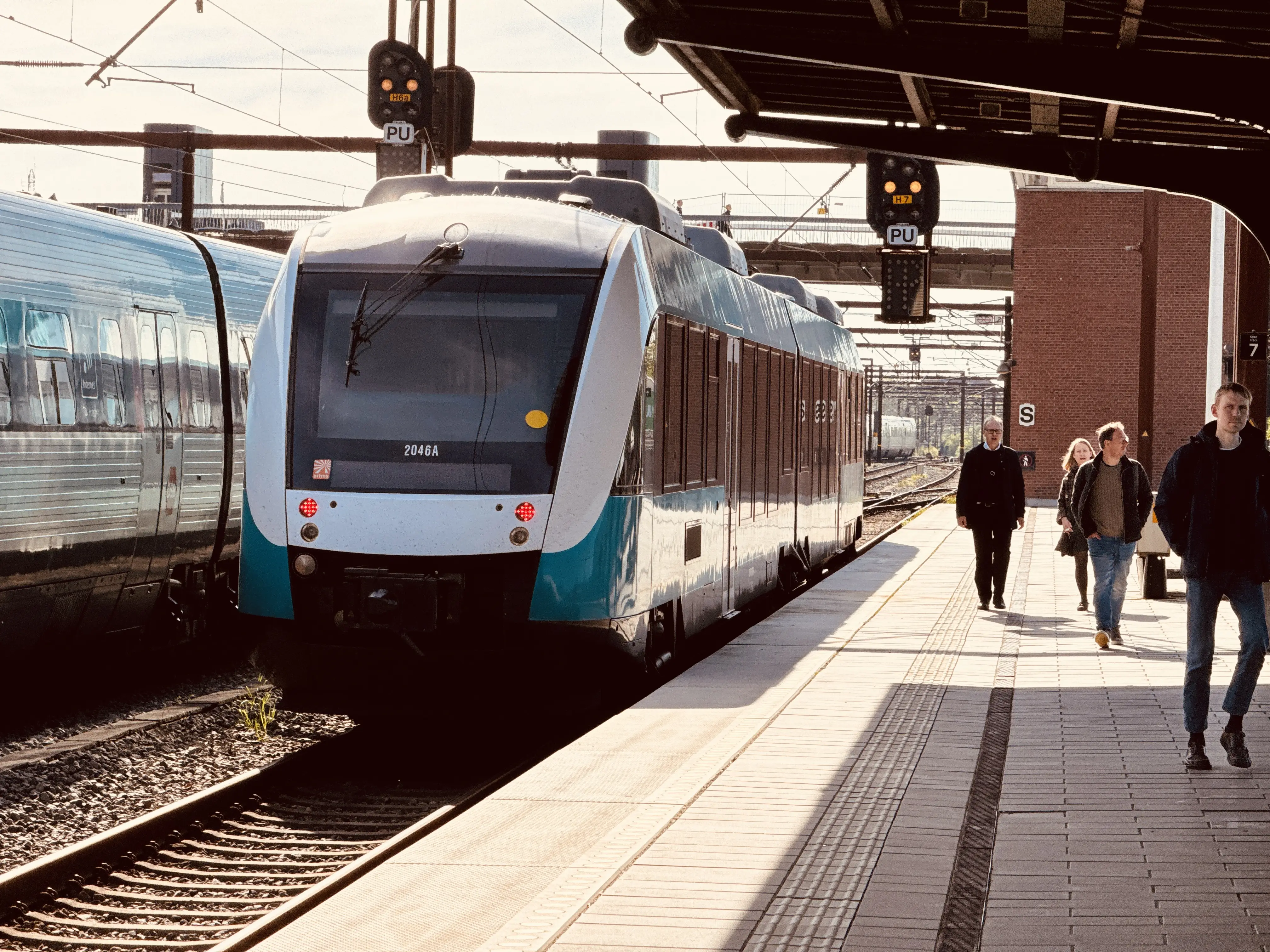 Billede af ARRIVA AR 2046 fotograferet ud for Odense Banegård Center. Billede af ARRIVA AR 2046 fotograferet ud for Odense Banegård Center.