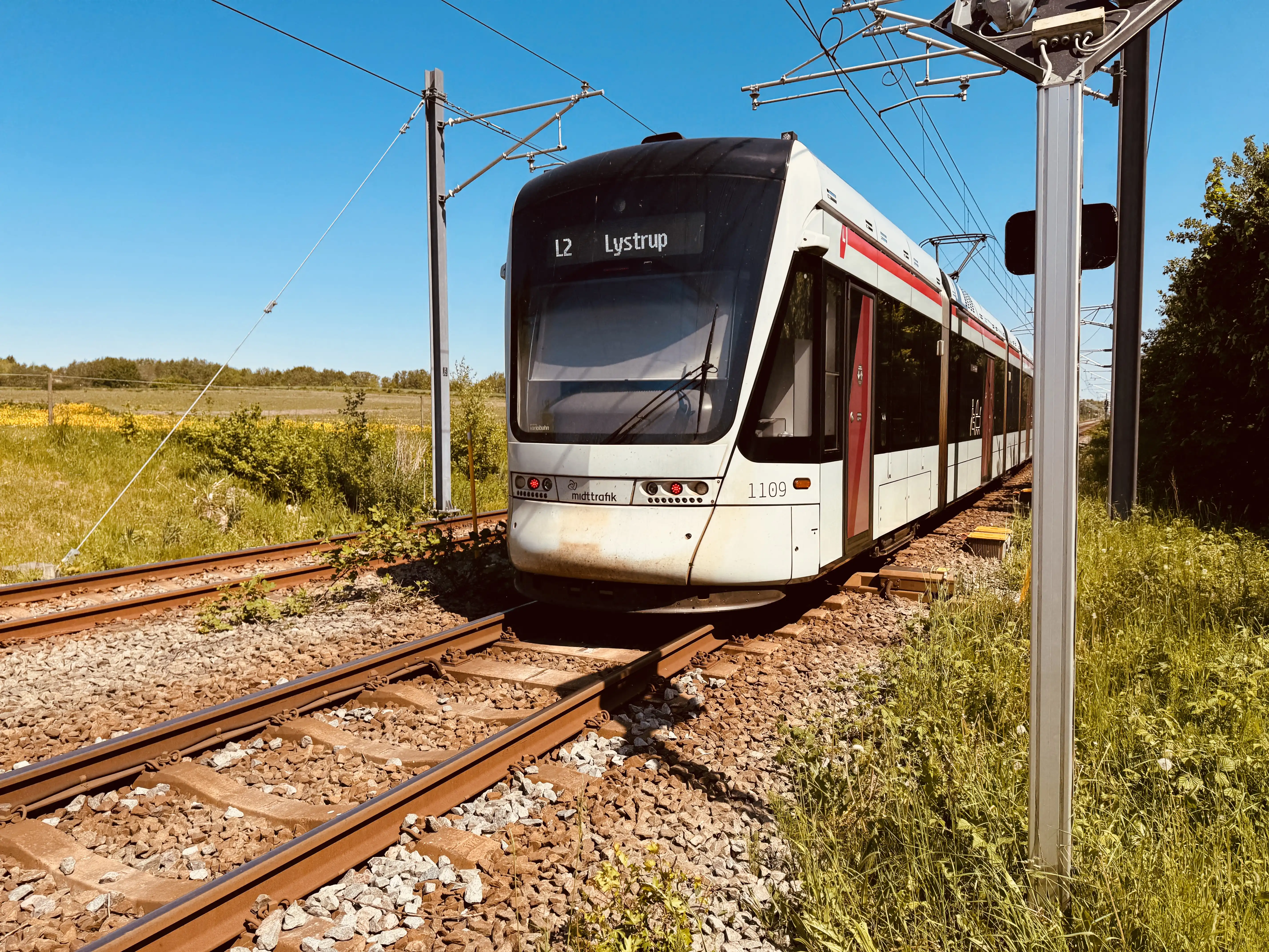 Billede af Aarhus Letbane togsæt 1109 fotograferet ud for det nedlagte Elev Trinbræt. Billede af Aarhus Letbane togsæt 1109 fotograferet ud for det nedlagte Elev Trinbræt.