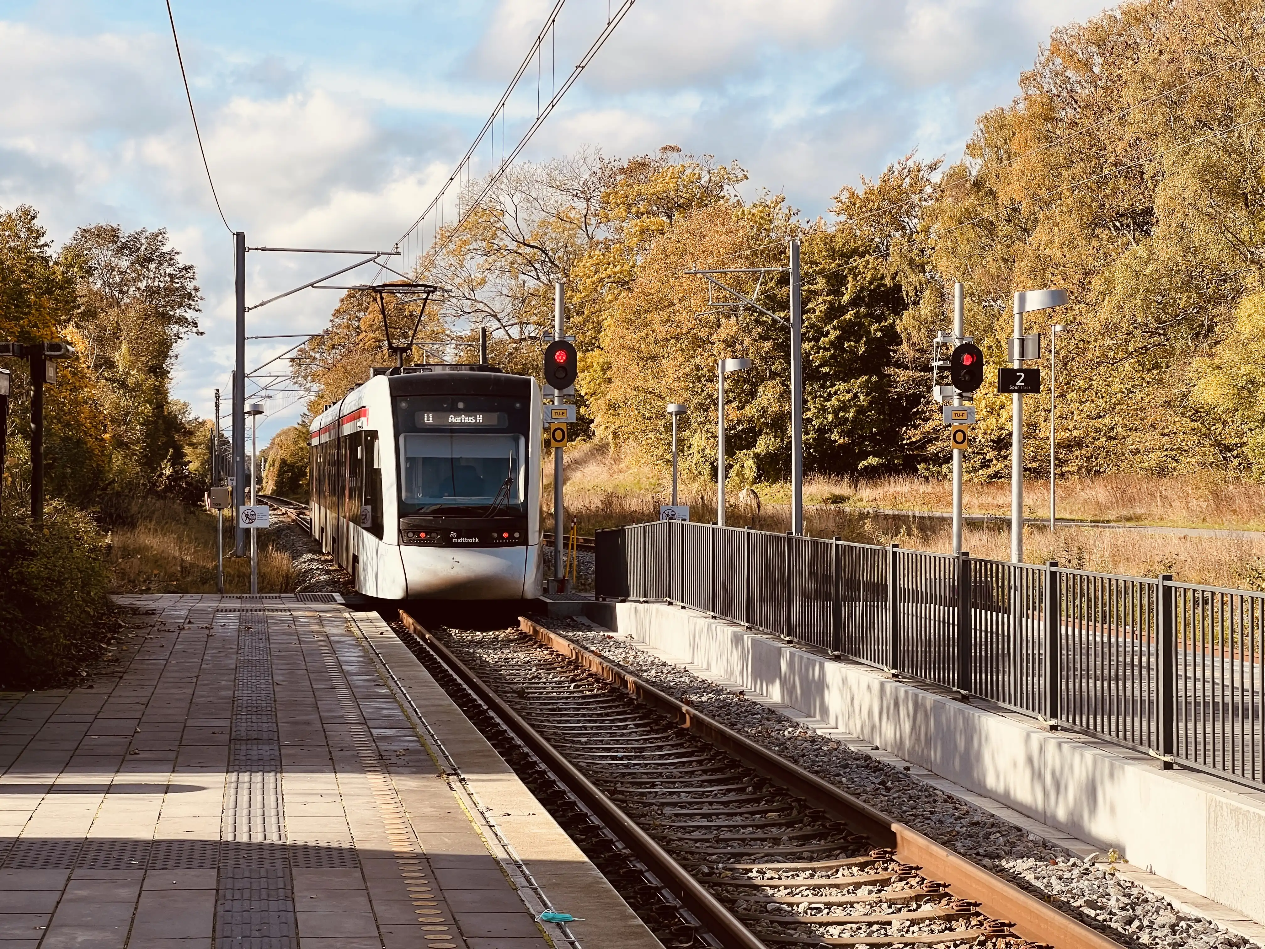 Billede af Aarhus Letbane togsæt 2112 fotograferet ud for Trustrup Letbanestation. Billede af Aarhus Letbane togsæt 2112 fotograferet ud for Trustrup Letbanestation.