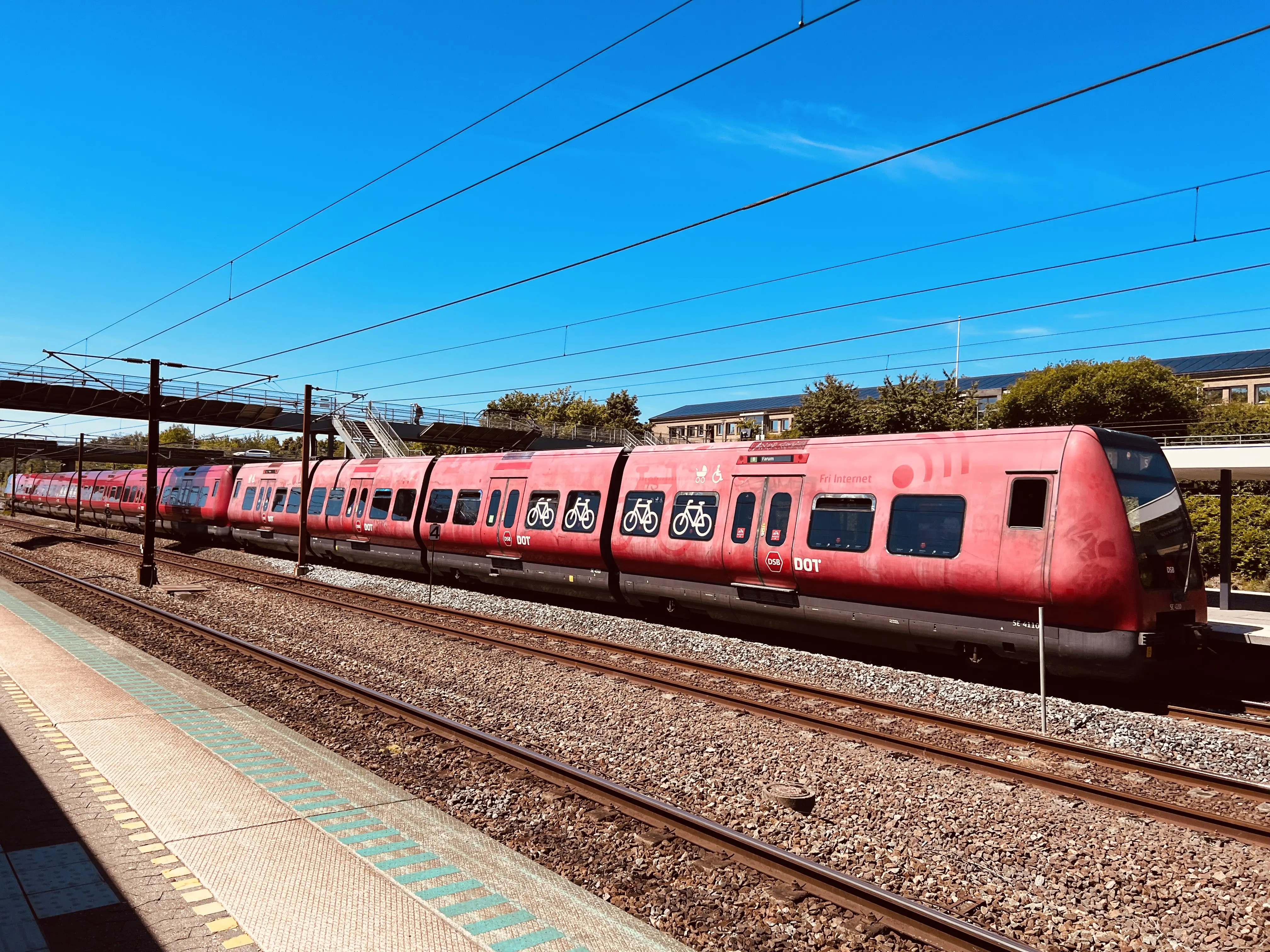 Billede af DSB SE 4110 fotograferet ud for Høje Taastrup Station. Billede af DSB SE 4110 fotograferet ud for Høje Taastrup Station.