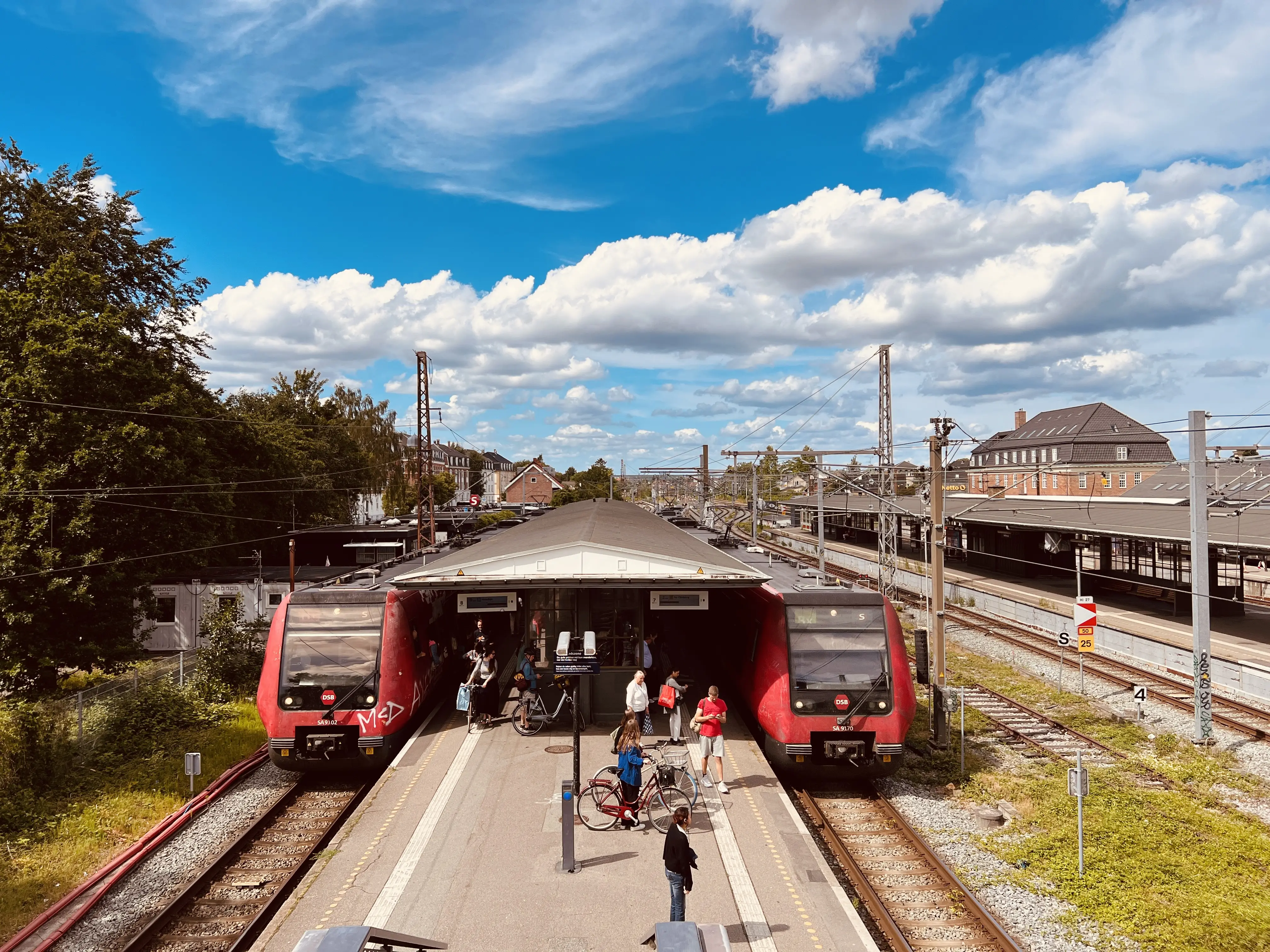 Billede af DSB SA 8102 fotograferet ud for Hellerup Station. Billede af DSB SA 8102 fotograferet ud for Hellerup Station.