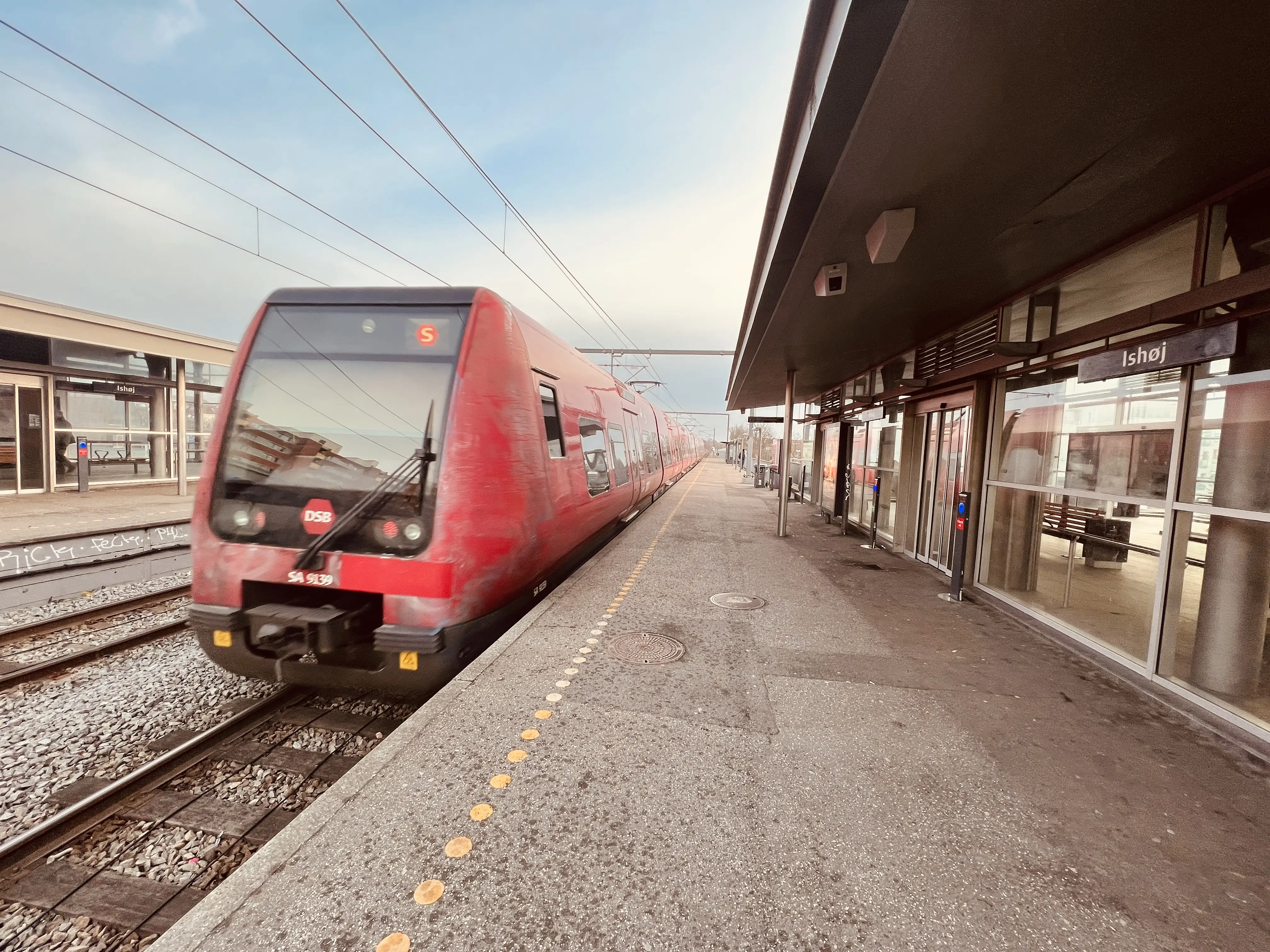 Billede af DSB SA 8139 fotograferet ud for Ishøj S-togsstation. Billede af DSB SA 8139 fotograferet ud for Ishøj S-togsstation.