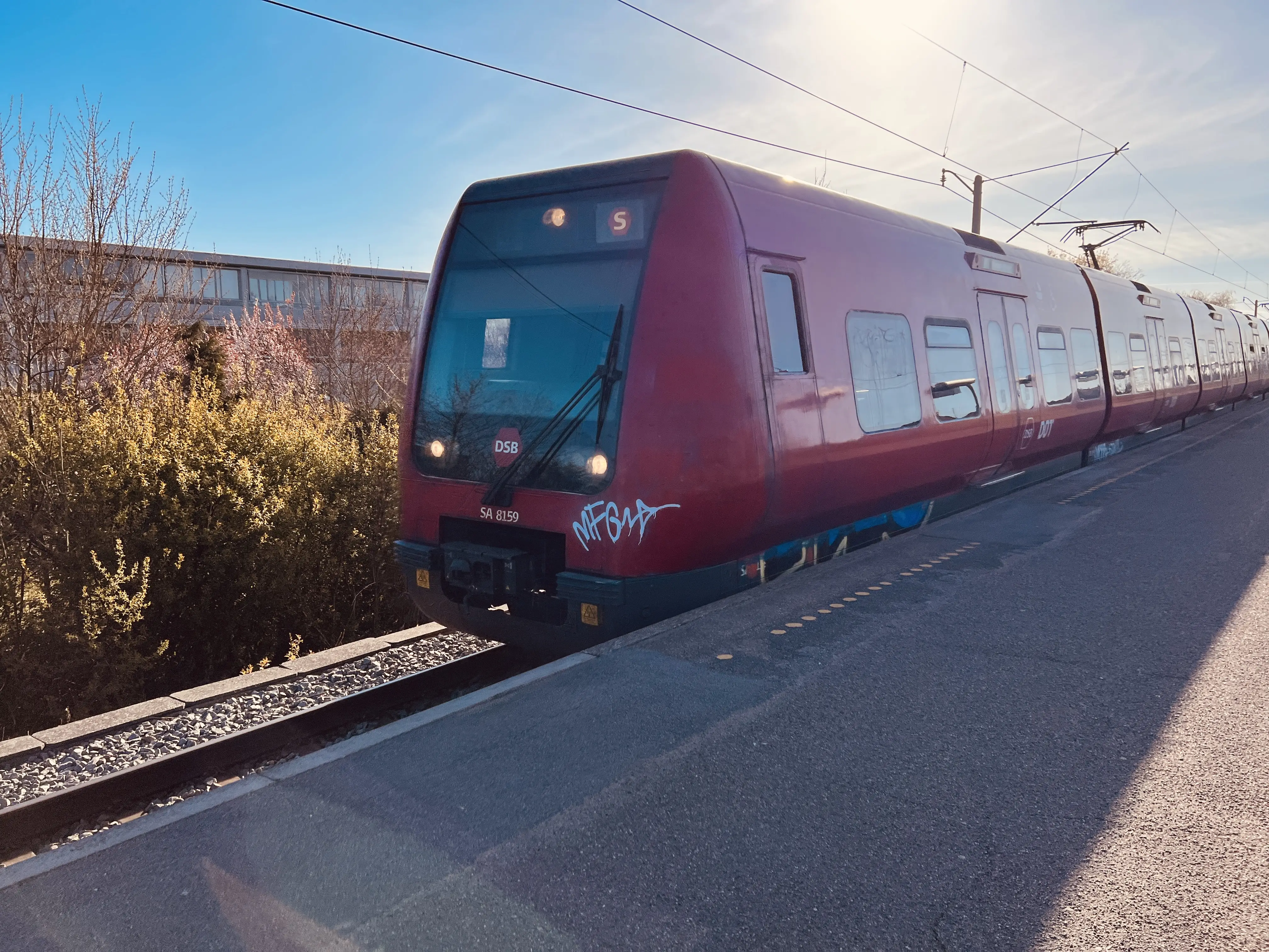 Billede af DSB SA 8159 fotograferet ud for Kildebakke S-togstrinbræt. Billede af DSB SA 8159 fotograferet ud for Kildebakke S-togstrinbræt.