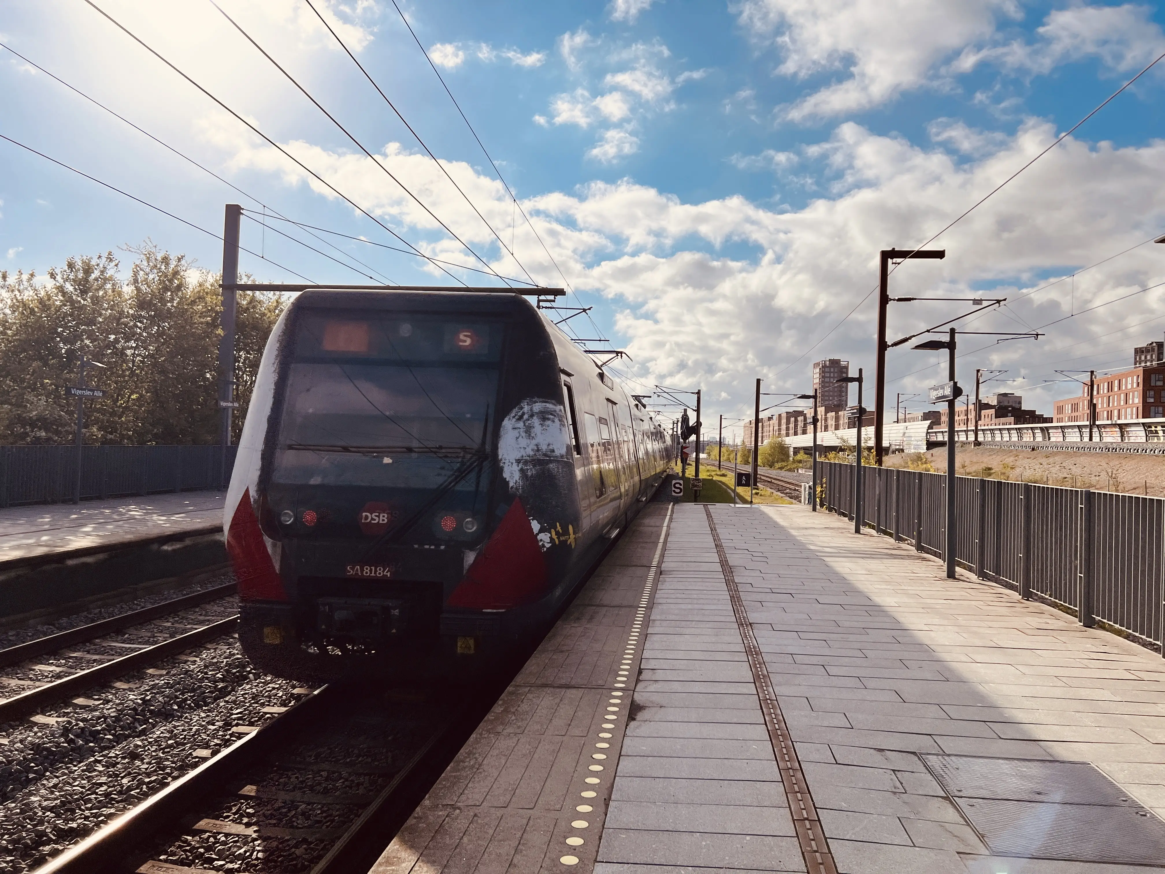 Billede af DSB SA 8184 fotograferet ud for Vigerslev Allé S-togstrinbræt. Billede af DSB SA 8184 fotograferet ud for Vigerslev Allé S-togstrinbræt.