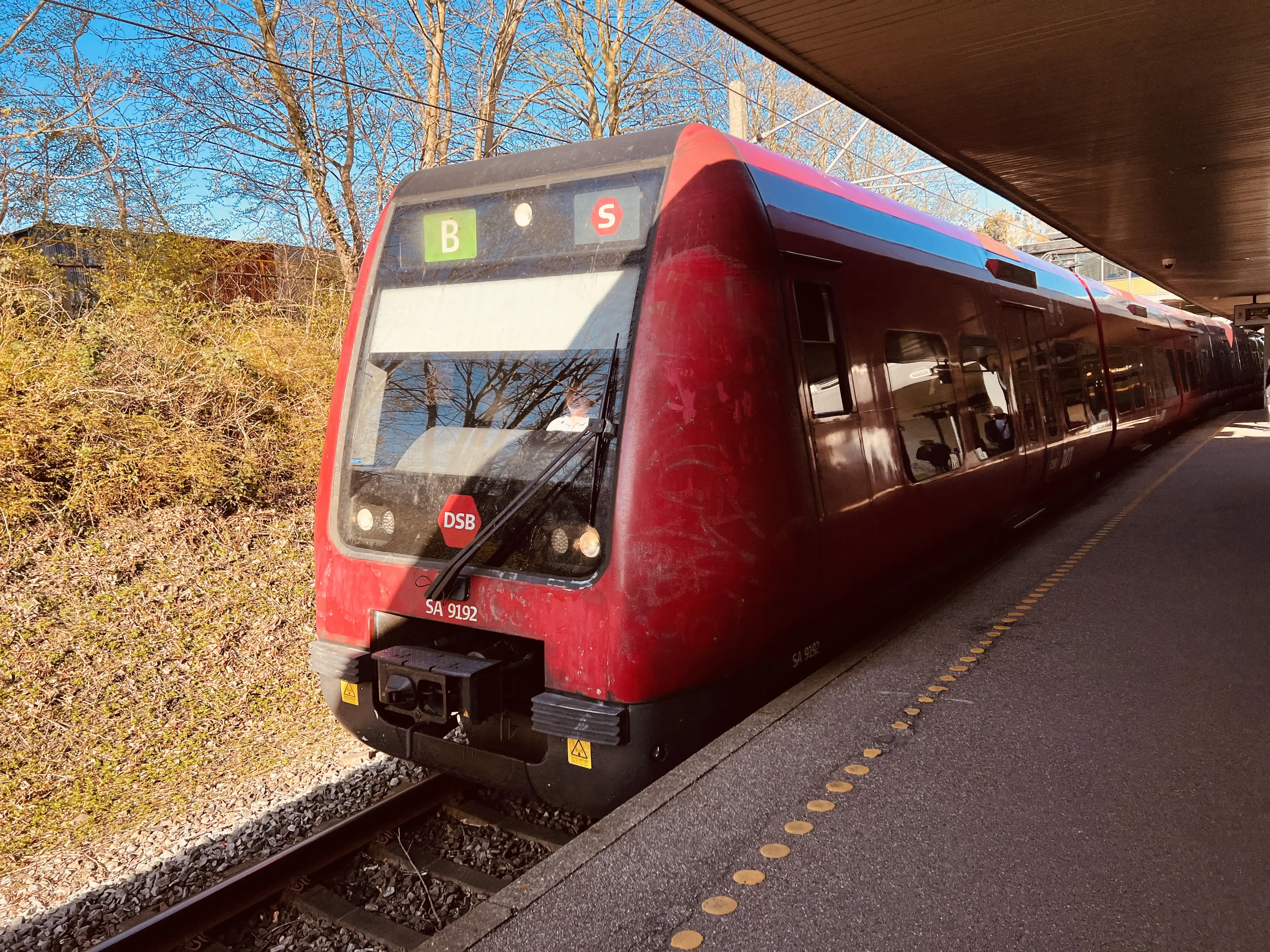 Billede af DSB SA 8192 fotograferet ud for Vangede S-togstrinbræt. Billede af DSB SA 8192 fotograferet ud for Vangede S-togstrinbræt.