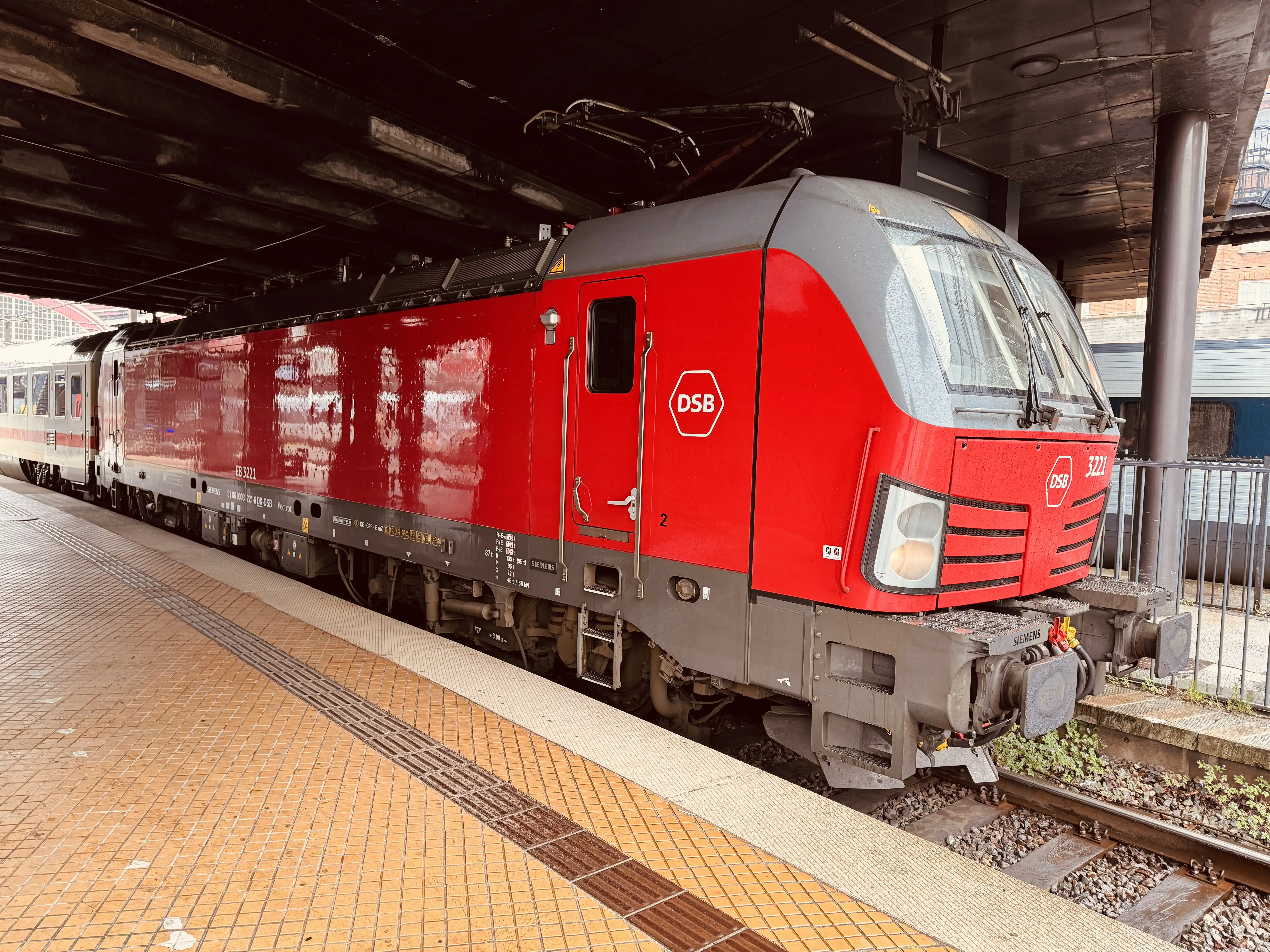 Billede af DSB EB 3221 fotograferet ud for København Hovedbanegård. Billede af DSB EB 3221 fotograferet ud for København Hovedbanegård.