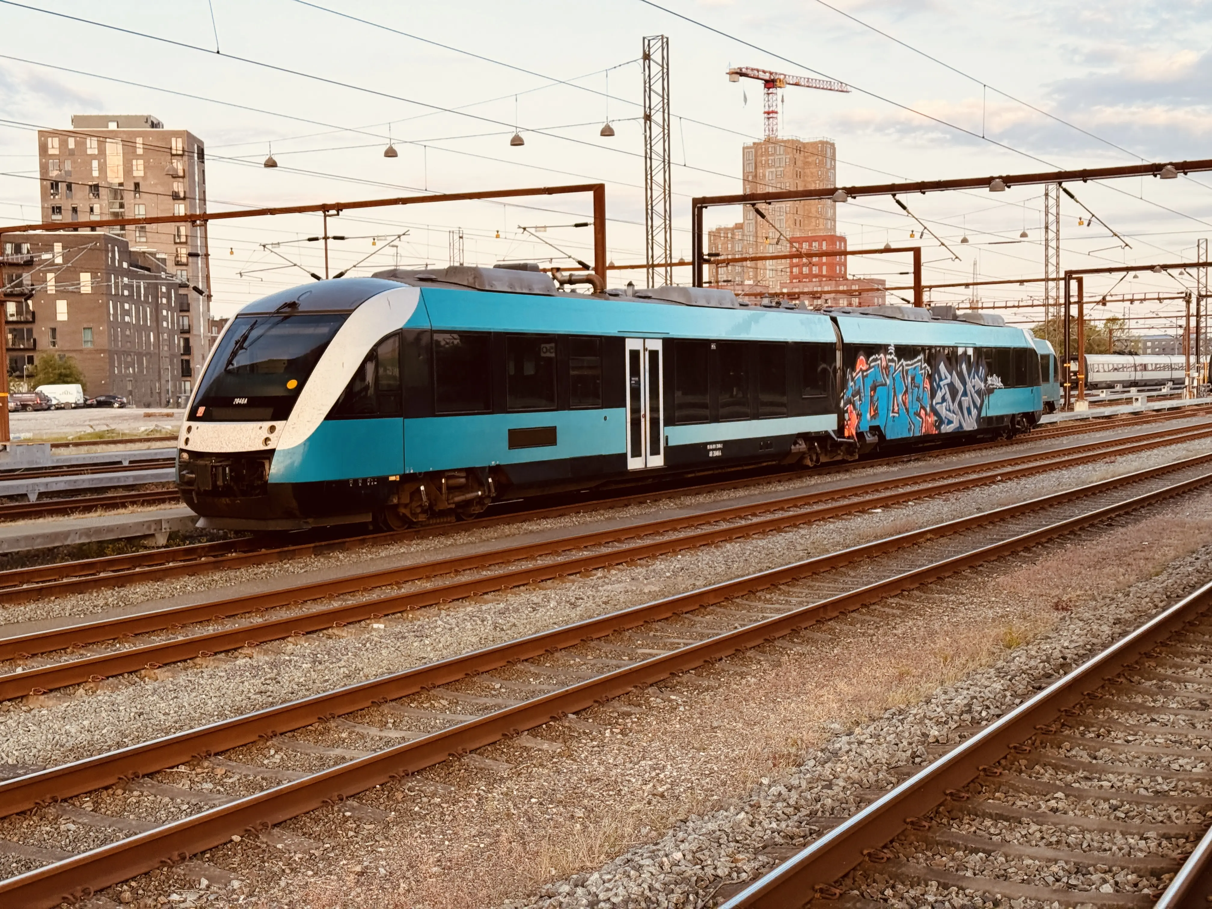 Billede af ARRIVA AR 2046 fotograferet ud for Odense Banegård Center. Billede af ARRIVA AR 2046 fotograferet ud for Odense Banegård Center.