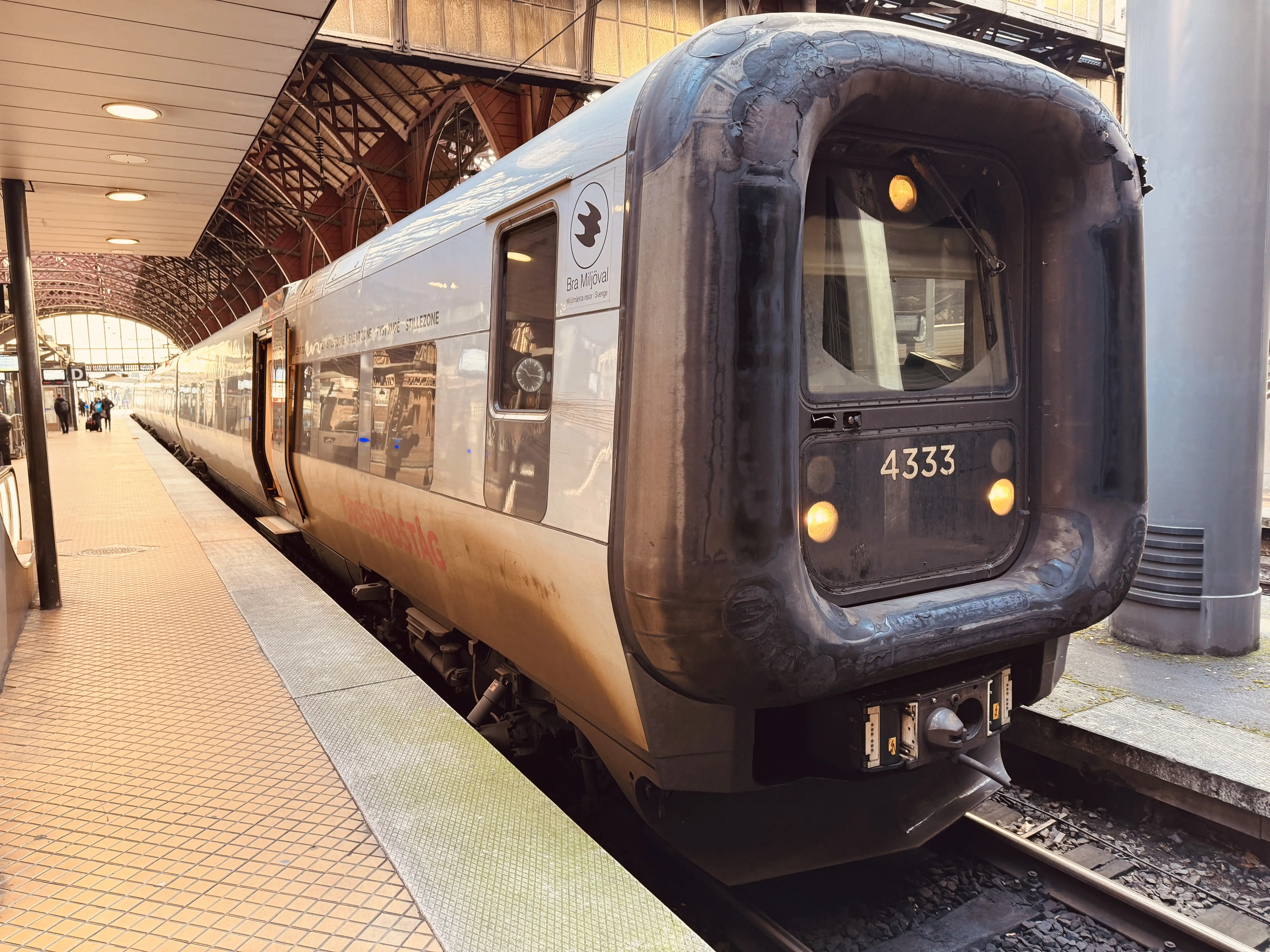 Billede af DSB ET 4333 fotograferet ud for København Hovedbanegård. Billede af DSB ET 4333 fotograferet ud for København Hovedbanegård.