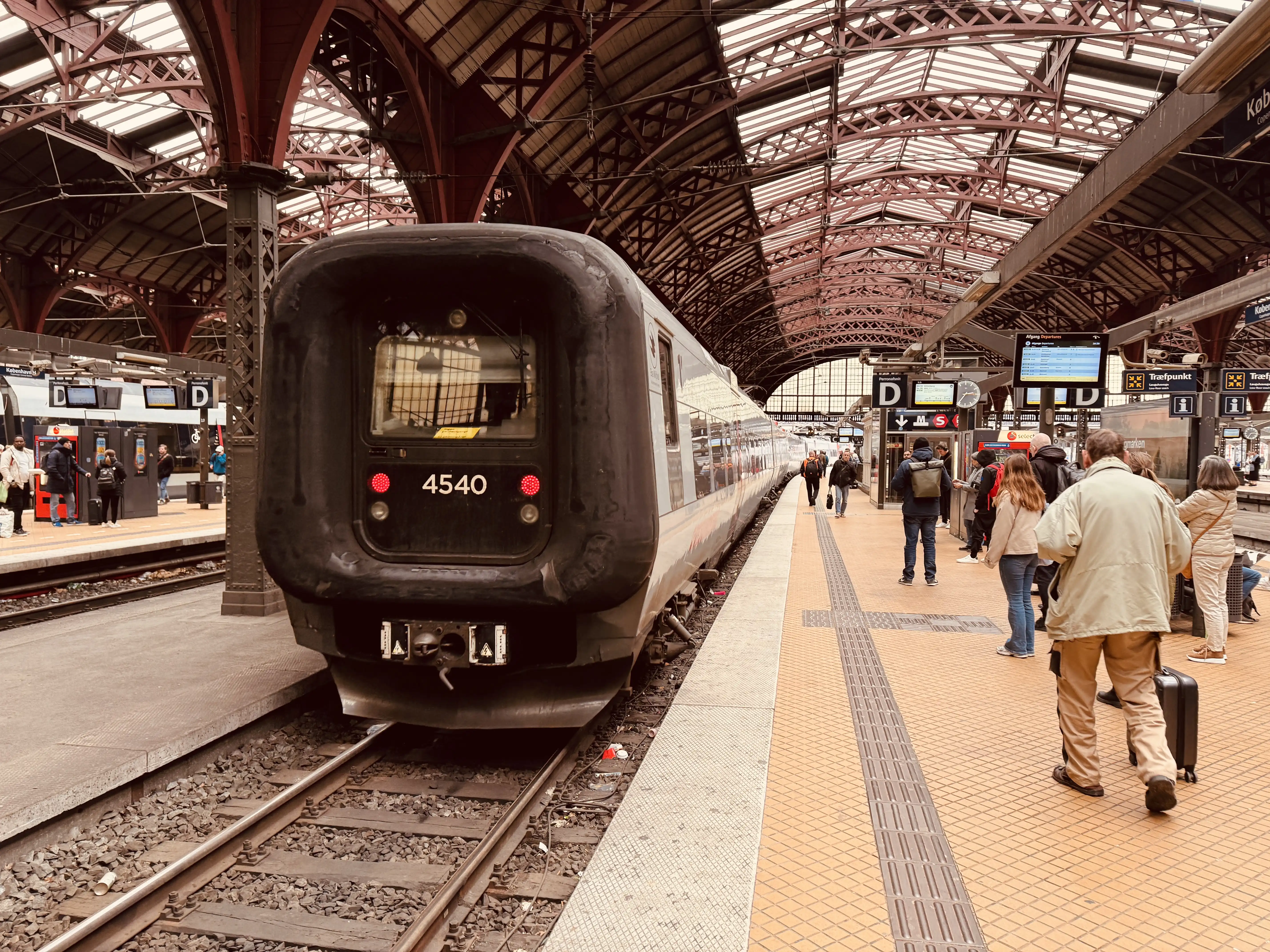 Billede af DSB ET 4340 fotograferet ud for København Hovedbanegård. Billede af DSB ET 4340 fotograferet ud for København Hovedbanegård.