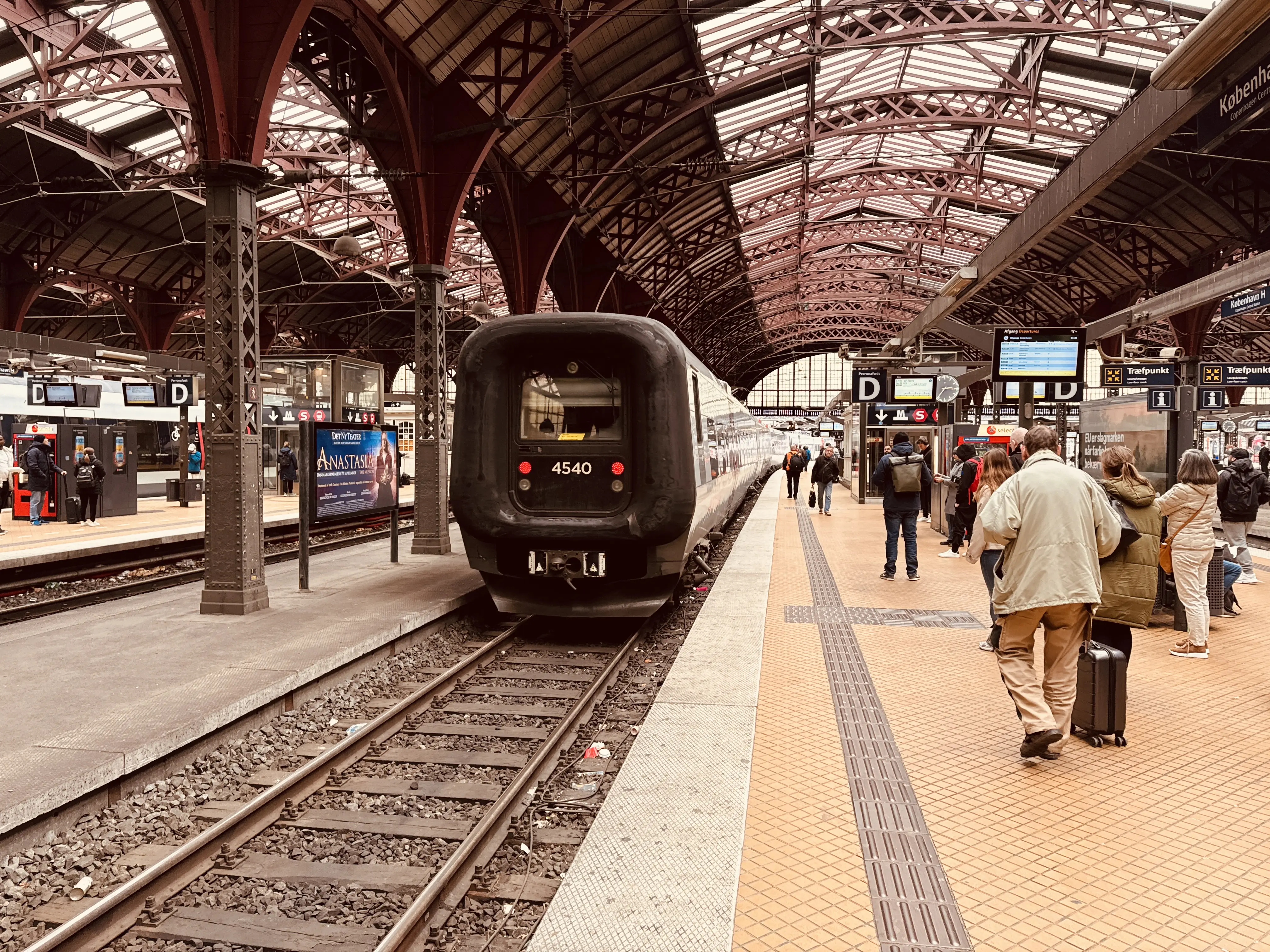 Billede af DSB ET 4340 fotograferet ud for København Hovedbanegård. Billede af DSB ET 4340 fotograferet ud for København Hovedbanegård.