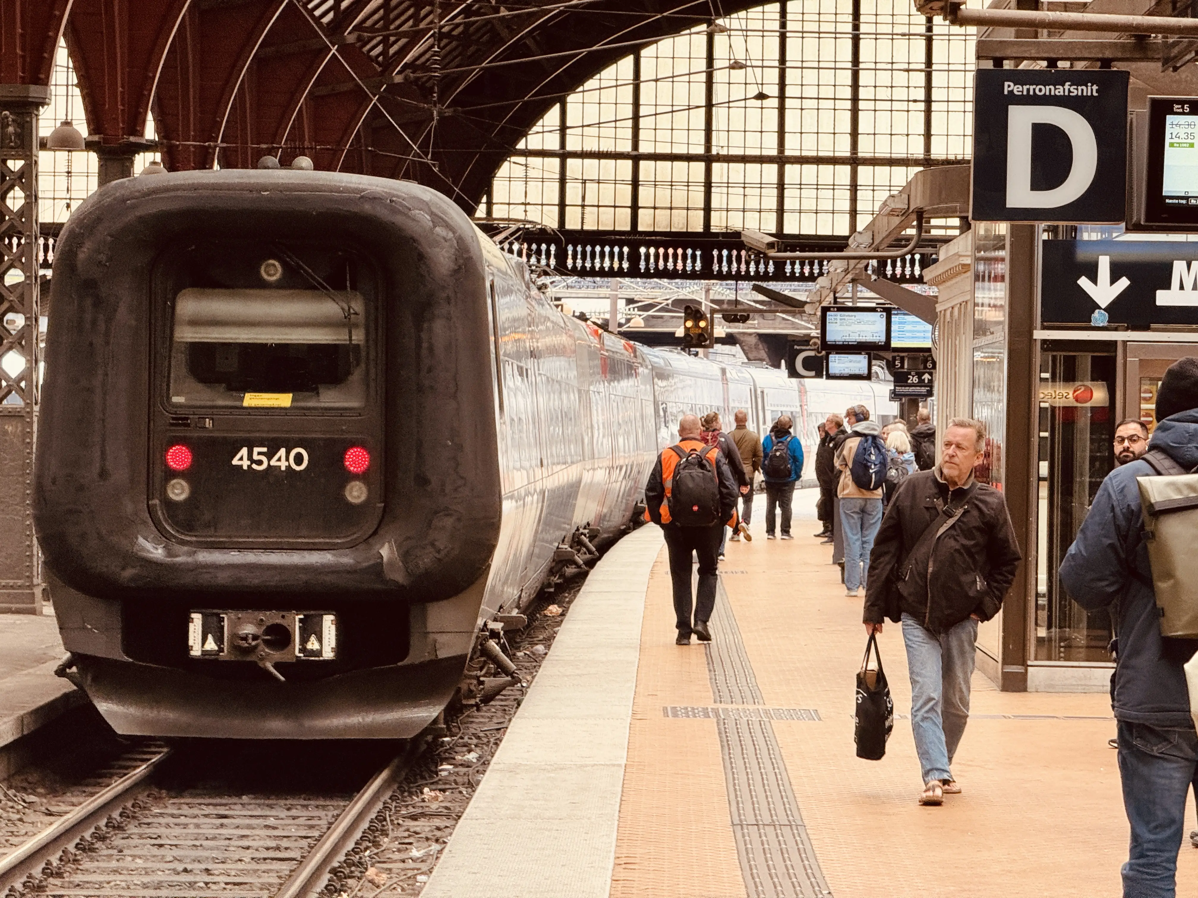 Billede af DSB ET 4340 fotograferet ud for København Hovedbanegård. Billede af DSB ET 4340 fotograferet ud for København Hovedbanegård.