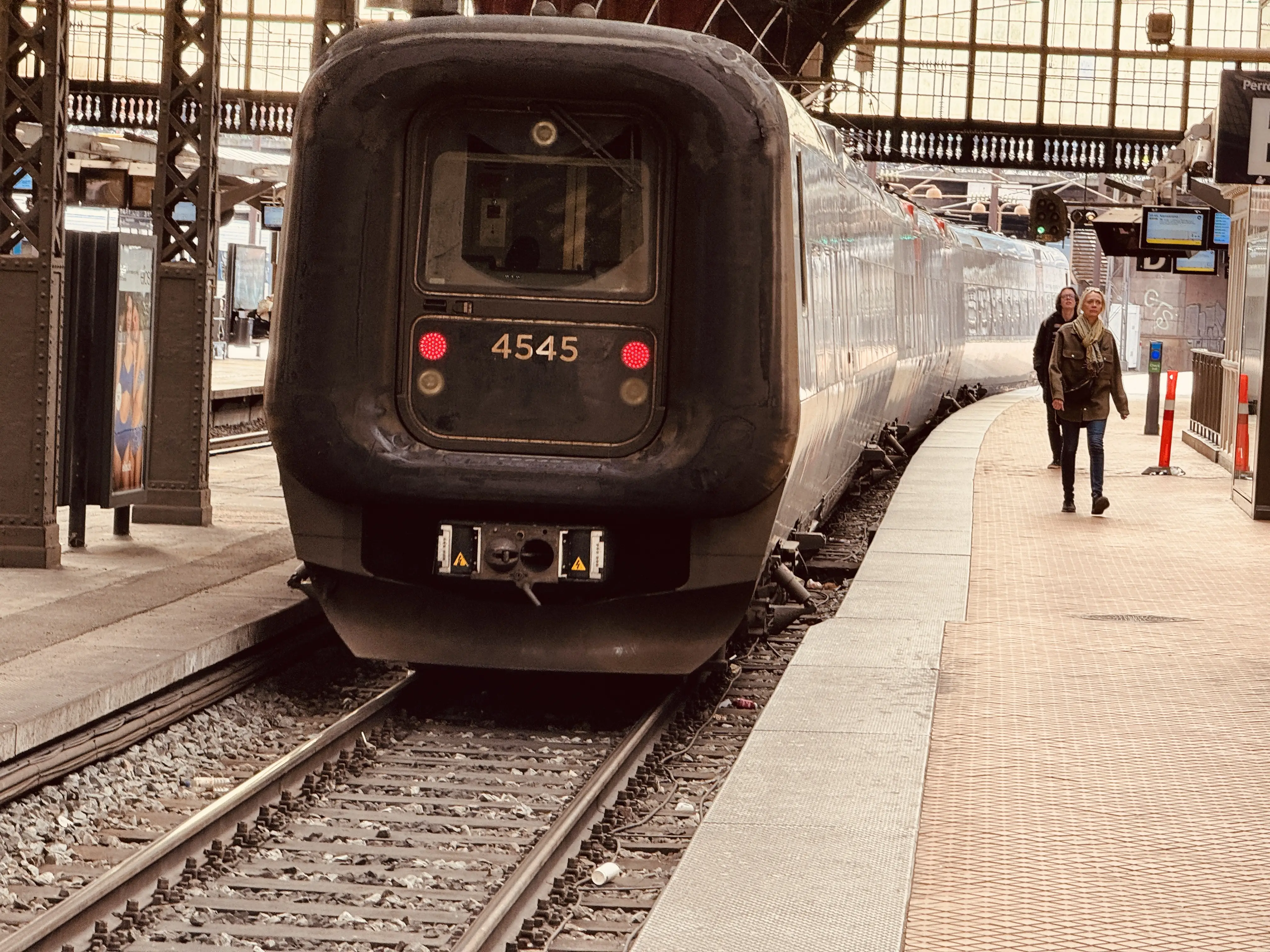 Billede af DSB ET 4345 fotograferet ud for København Hovedbanegård. Billede af DSB ET 4345 fotograferet ud for København Hovedbanegård.